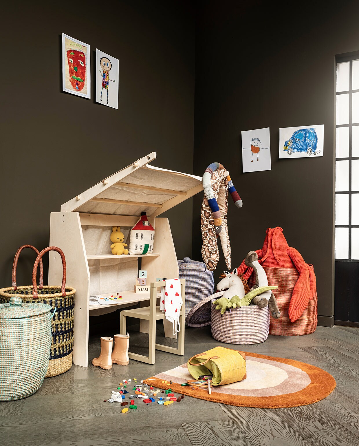 Speeltafel Shizu playstand, 99,5x35x95 cm (bxdxh) (woodchuck.nl). Stoel Little Architect van Ferm Living (misterdesign.nl). Tas, manden (basketbeadsbasics.nl). Kleed Mini Rainbow van Oyoy, 88×90 cm (vtwonen.nl). Knuffel grote slang, knuffels dino, viltstiften per 12, Lego-stenen per 201 (ikea.nl). Knuffel kleine slang, knuffel paard, blokkendoos (fermliving.com). Knuffel Nijntje (internationalbontontoys.com). Gehaakt kussen huis, XXL gehaakte knuffel Giant Lobster (anneclairepetit.com). Laarzen (gray-label.com). Hemd (petit-bateau.nl). JA | vtwonen 04-2021 | styling Marianne Luning | fotografie Stan  Koolen | assistentie Sasha Landsman en Laura Zuidema