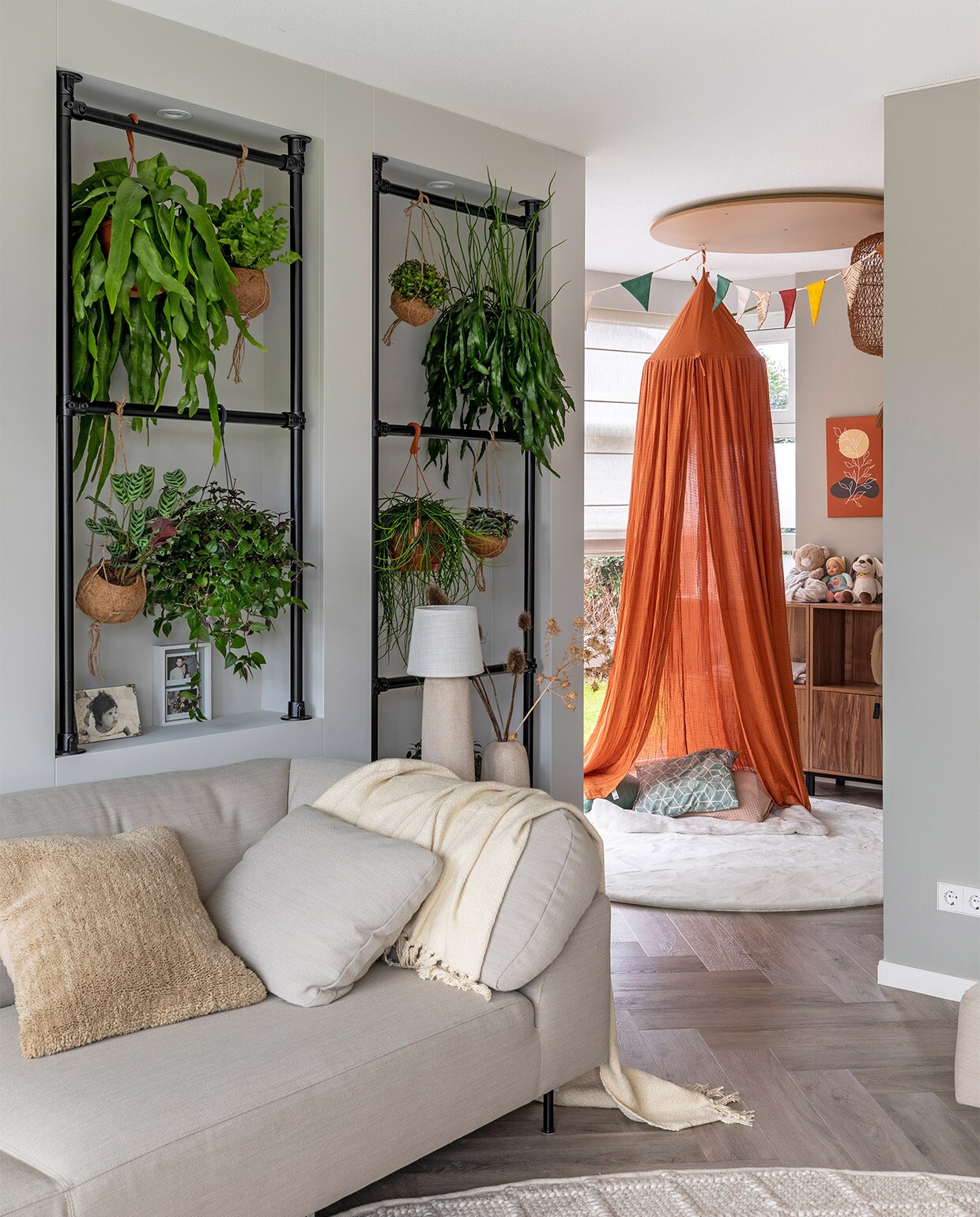 Flexa Easycare Muren muurverf Saliegroen, Flexa Creations muurverf op de nissenwand The Salon 4 (flexa.nl). Behang uit de collectie Oasis 317401 € 495,- (eijffinger.com). Vloerkleed, prijs op aanvraag (brinkercarpets.nl). Bedhemel € 119,95 (sebra.dk). Hanglamp Garve € 229,95 (lucide.com). Opbergkasten, per stuk € 399,- (basiclabel.nl). Leren kussens, per stuk € 269,- (nahka.nl). Kunstwerk Minimalistisch Abstract Landschap met een plant in herfstkleuren van Tanja Udelhofen € 65,-, kunstwerk Minimalistisch Abstract Landschap in donkere herfstkleuren van Tanja Udelhofen € 65,-, kunstwerk Abstracte Botanische Aquarel Wabi-sabi Kunst van Diana van Tankeren € 65,- (werkaandemuur.nl). Lamp-vaascombinatie Picos € 449,95 (lanena-home.com). Zwarte plafondlamp € 385,- (tonone.com). Overig privébezit. JA | vtwonen weer verliefd op je huis | styling Frans Uyterlinde | fotografie Margriet Hoekstra