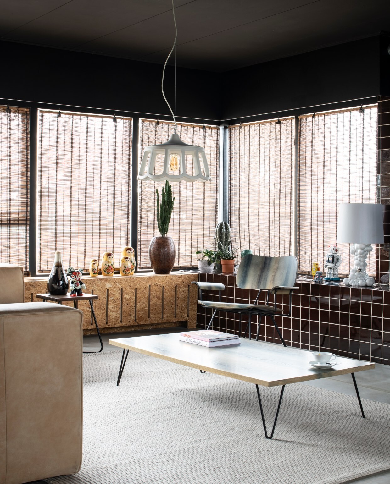 Grijs kleed vtwonen. Leren bank Marktplaats. Salontafel en stoel Diesel living. Witte tafellamp Bubbles van Jaime Hayon. Hanglamp Le Pupette van Karman via Slowclub. Raambekleding Xenos. Bijzettafels Kwantum. Bruine vaas Intratuin. De bruine tegels kocht Marike als partij via Marktplaats. NEE | vtwonen binnenkijken special 03-2020 |Productie INSIDEHOMEPAGE | Styling Marlies Does | Fotografie Louis Lemaire | Tekst Eveline Stoel