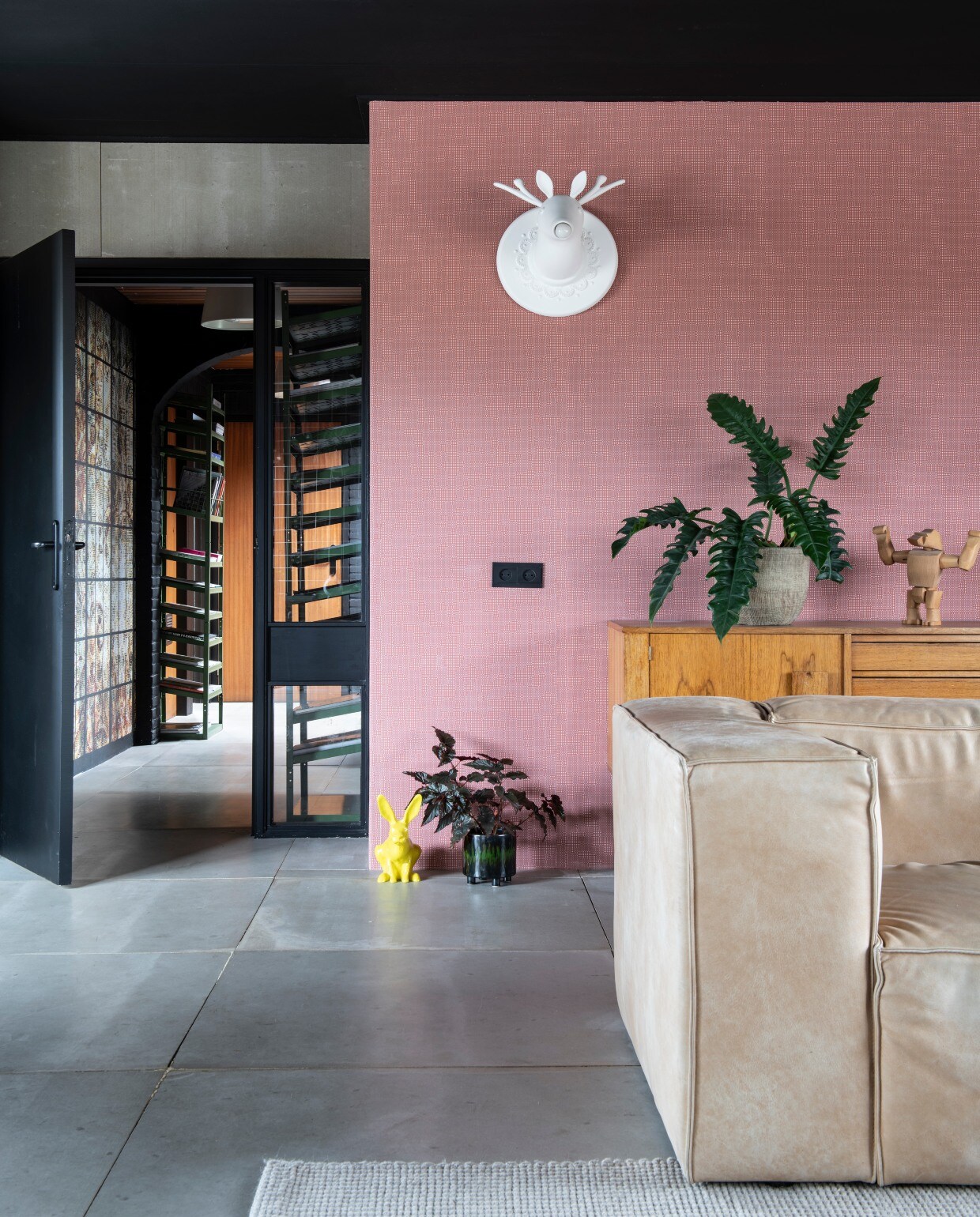 Vintage dressoir en leren bank Marktplaats. Wit hert aan de muur Marnin by Karman via Slowclub. Behang van Behangfabriek. vtwonen binnenkijken special 03-2020 |Productie INSIDEHOMEPAGE | Styling Marlies Does | Fotografie Louis Lemaire | Tekst Eveline Stoel