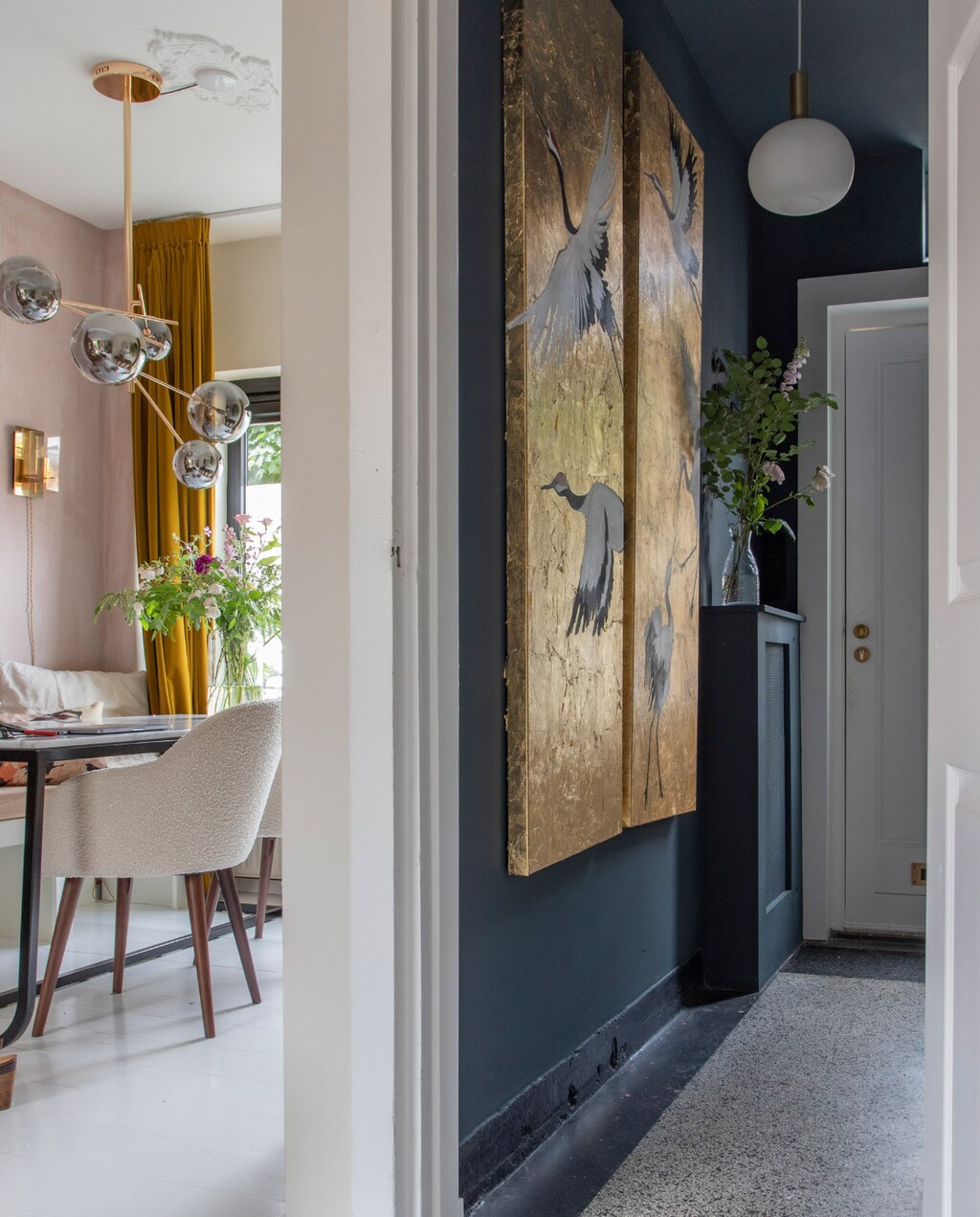 Kalkverf Skin Powder van Pure &amp; Original, gordijnen Hema, eettafel Furnified, eetkamerstoelen Sofa Company, lamp boven tafel Fonq, lamp aan de muur en lamp in hal vintage, karaf op tafel H&amp;M Home. Muurverf hal Yippee Blue van Histor, kunst zelfgemaakt. Overig onbekend. vtwonen 08-2022 | productie en fotografie Anne den Haan | styling Luka Jakobs | tekst Anne-Flore Muller