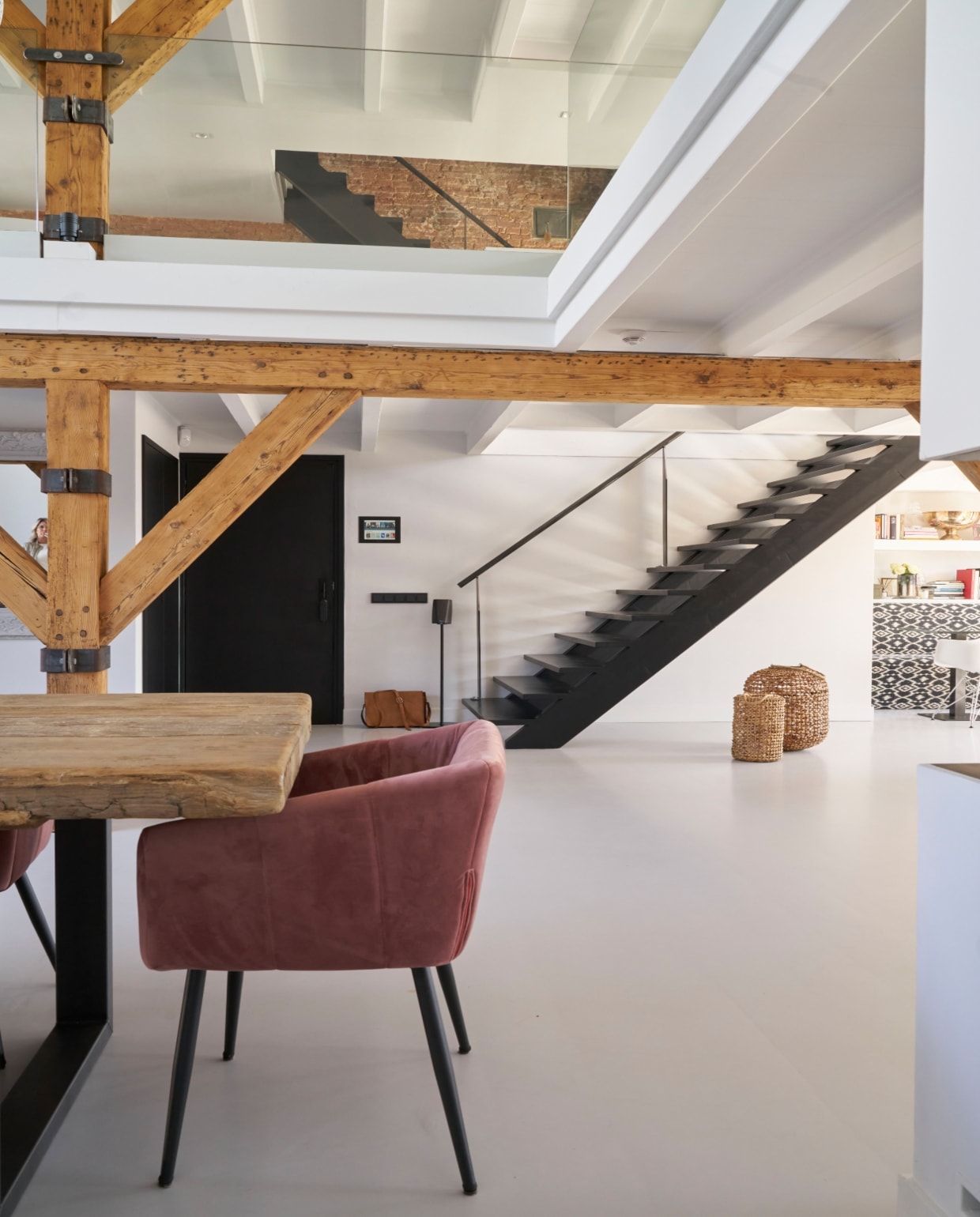Eettafel eigen ontwerp en op maat gemaakt. Fluwelen stoelen Liv van Kick. Lampen (v.l.n.r.): NR2 van Moooi, Sky Garden van Flos, Non Random van Moooi. Vintage kandelaars, keramiek en glaswerk in de loop der jaren verzameld. NEE | vtwonen 08-2020 | productie Features &amp; more | styling Wilma Custers | fotografie Luuk Geertsen