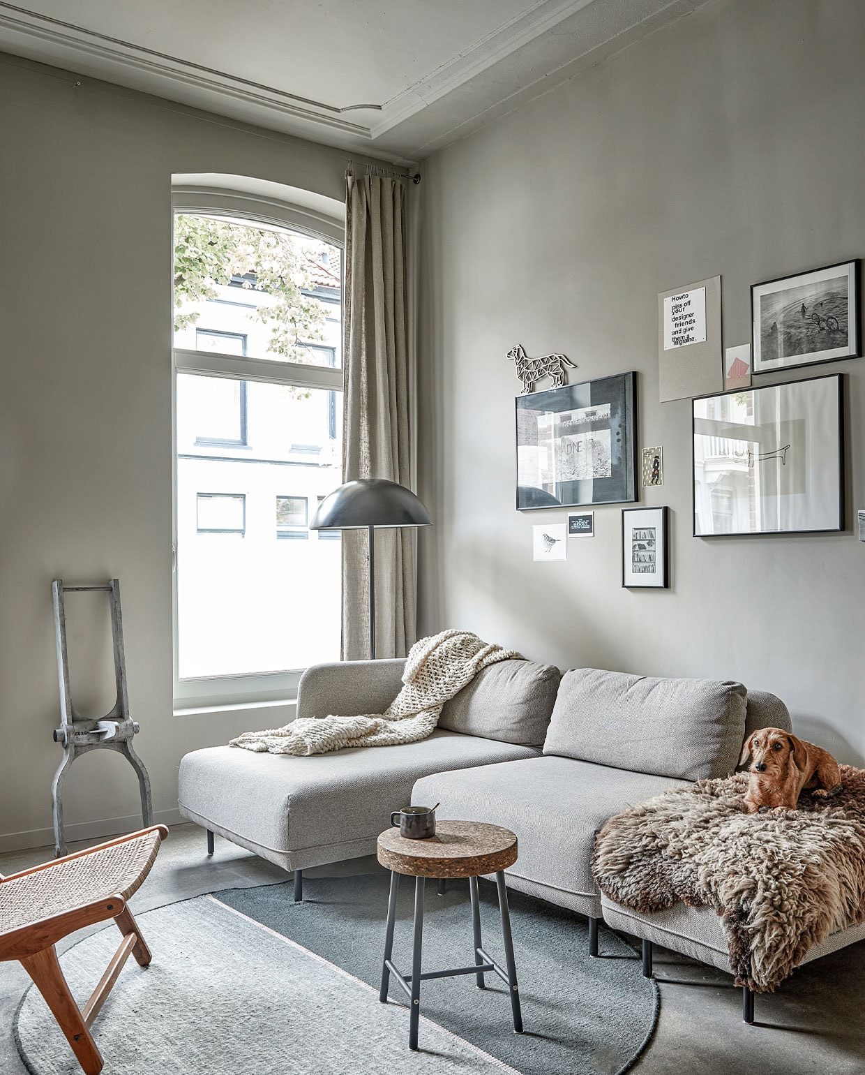 Zandcementen dekvloer met 2-componenten hoogglanscoating. Bank Ellis Sofacompany. Plaid en schapenvacht gekregen. Vloerkleed Magnetize Linie Design. Kruk Sinnerlig en vloerlamp Ikea. Stoel CHR01 Zara Home. Het ornament tegen de muur is een houten mal van ontwerper Faas van Dijk. De grote foto aan de muur is gemaakt door Mees’ vader. Print musje OpTekening. NEE | vtwonen special binnenkijken 2022-3 | productie en styling José Martens | fotografie Peggy Janssen | tekst Eveline Stoel
