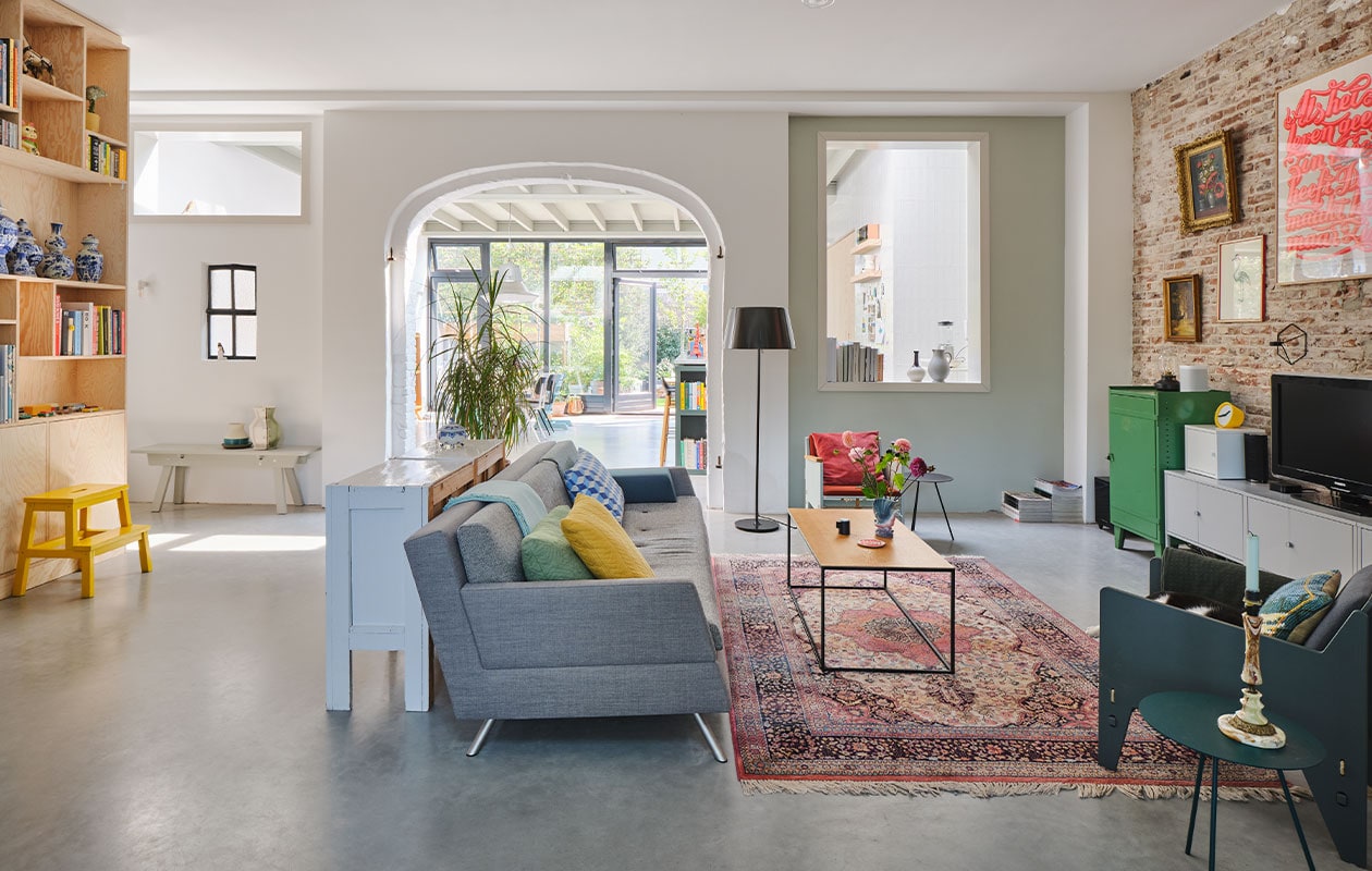 Kastenwand op maat gemaakt van Pools grenen. Trapje Bekväm en tv-kast Lixhult Ikea. Houten bank Piet Hein Eek. Bank Lot van Studio Parade en Fauteuil Katrijn van Floris Hovers via Vrienden. Vloerkleed en groene kast vintage. Ingelijste, neonroze poster Als het leven… Studio Boot. vtwonen binnenkijken special 131-2022 | fotografie Rene van der Hulst | styling Marloes Wolfs