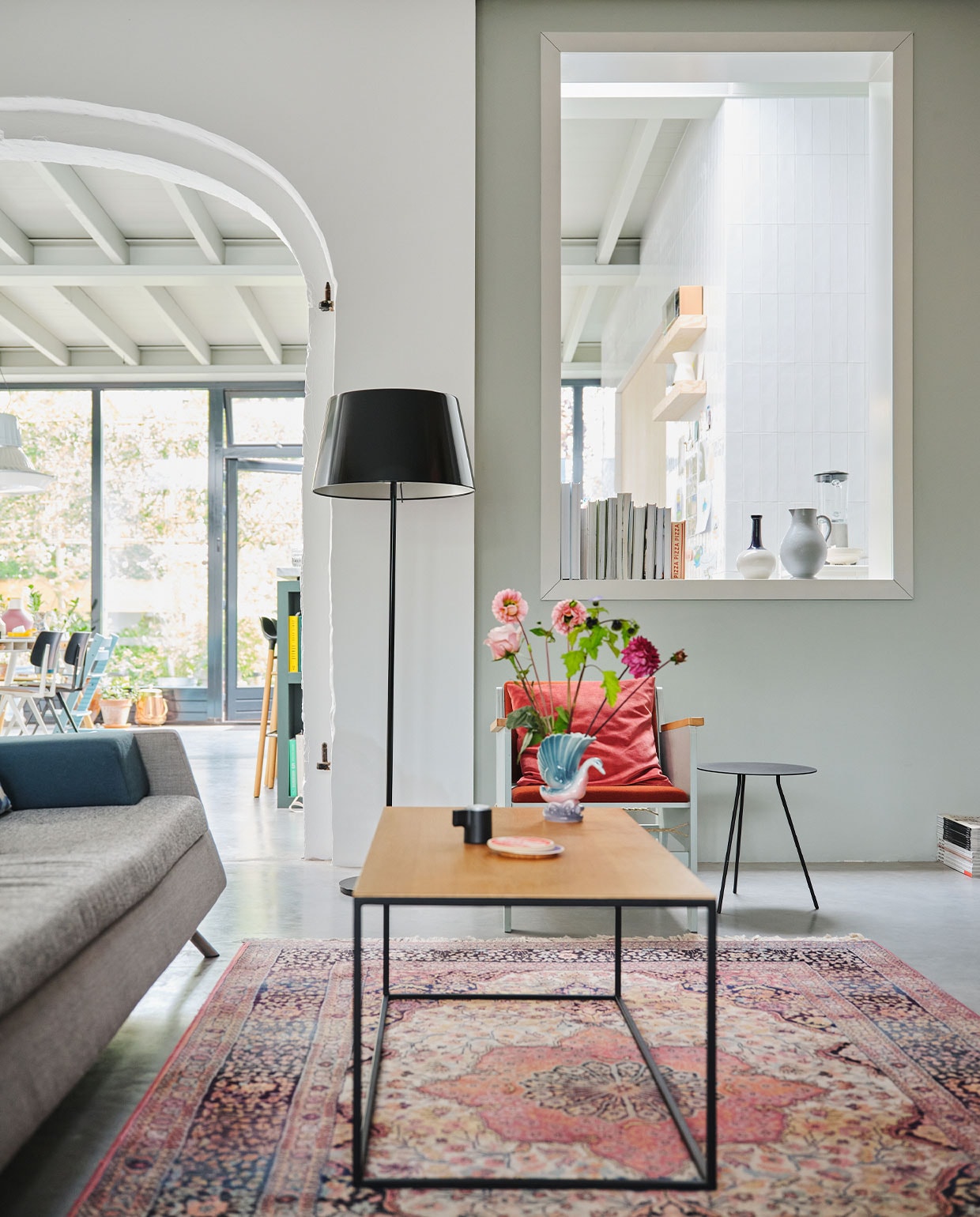 Verfkleur tussenmuur Light Blue van Farrow & Ball. Bank Lot Studio Para Overig onbekend. vtwonen binnenkijken special 131-2022 | fotografie Rene van der Hulst | styling Marloes Wolfs