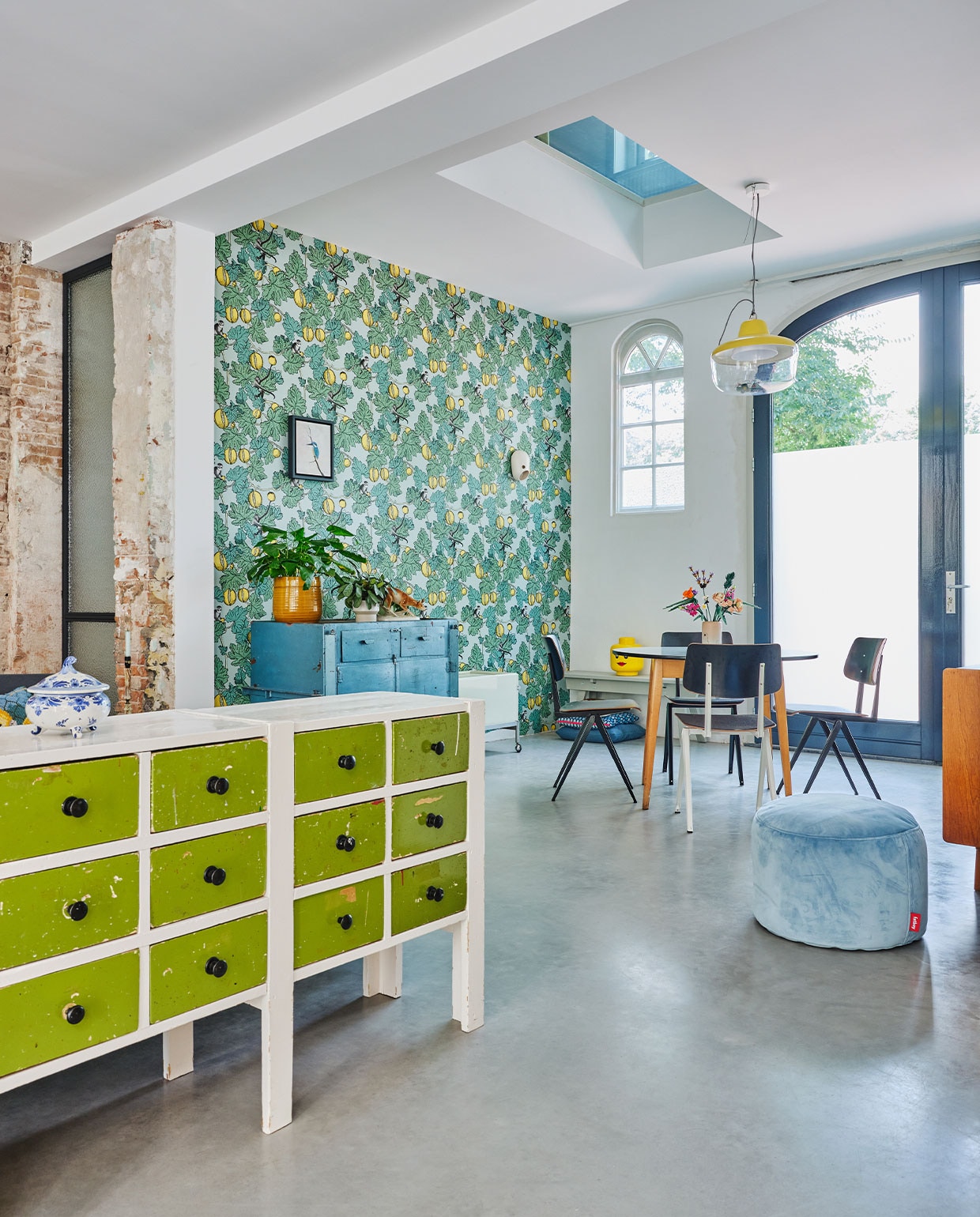 Behang Fornasetti Frutto Proibito van Cole & Son. Wit-groen dressoir, blauwe kast en ronde eettafel vintage. Eetkamerstoelen S16 Galvanitas. Hanglamp Favourite Things via Eno Studio. Wandlampje The Party Kranen & Gille voor Moooi. Voorraadpot Lego. Poef Fatboy. Overig onbekend. vtwonen binnenkijken special 131-2022 | fotografie Rene van der Hulst | styling Marloes Wolfs