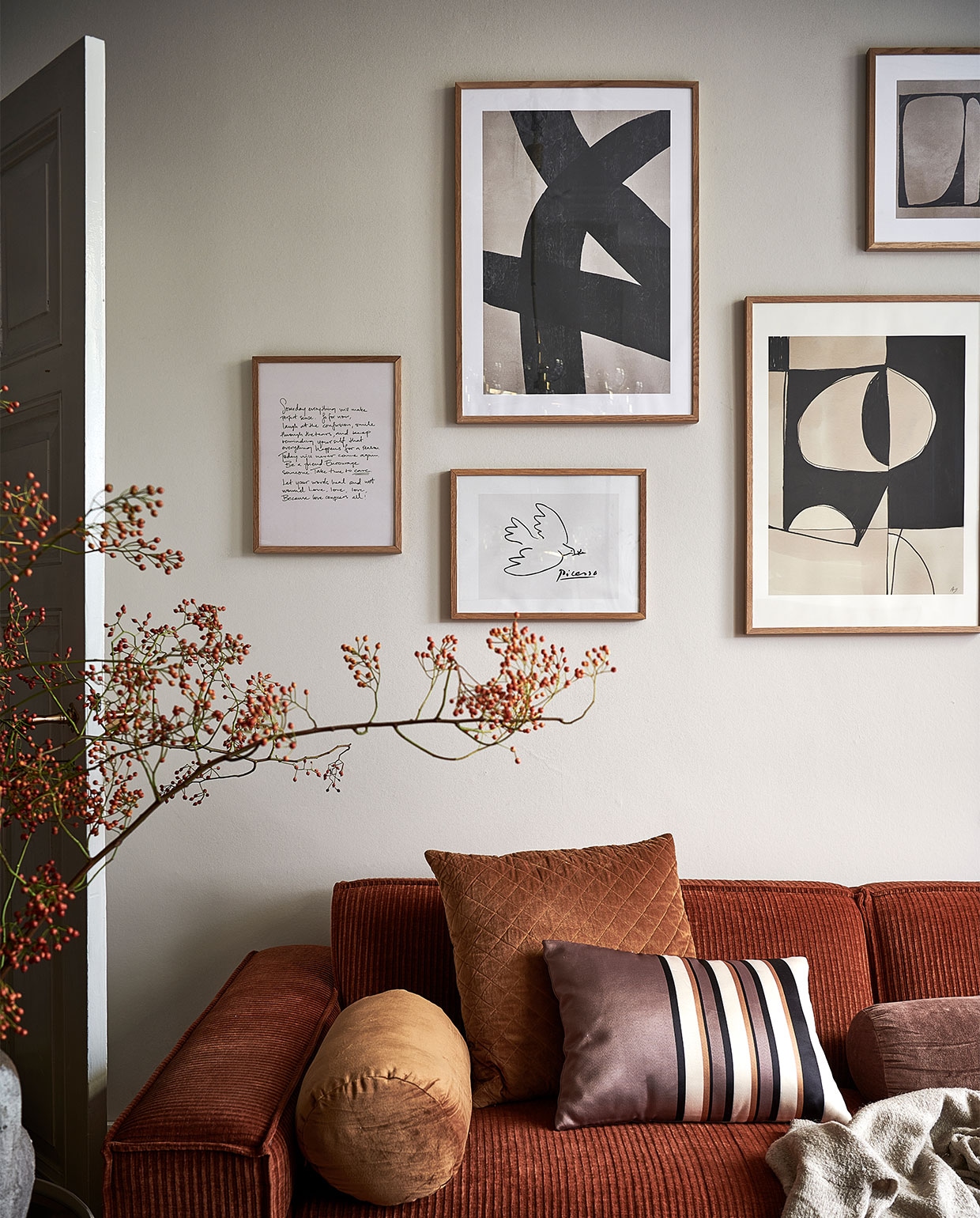 Katoenfluwelen kussenrol, 20×45 cm € 44,95. Vierkant katoen- fluwelen kussen, 50×50 cm € 49,95. Rechthoekig gestreept kussen, glossy polyester, 35×50 cm € 29,95. Diverse houten fotolijsten vanaf € 12,95. Overig privébezit. JA | productie Tanja Saarberg | styling Marlies Does, Kim van Rossenberg | fotografie Bart Brussee, Sjoerd Eickmans