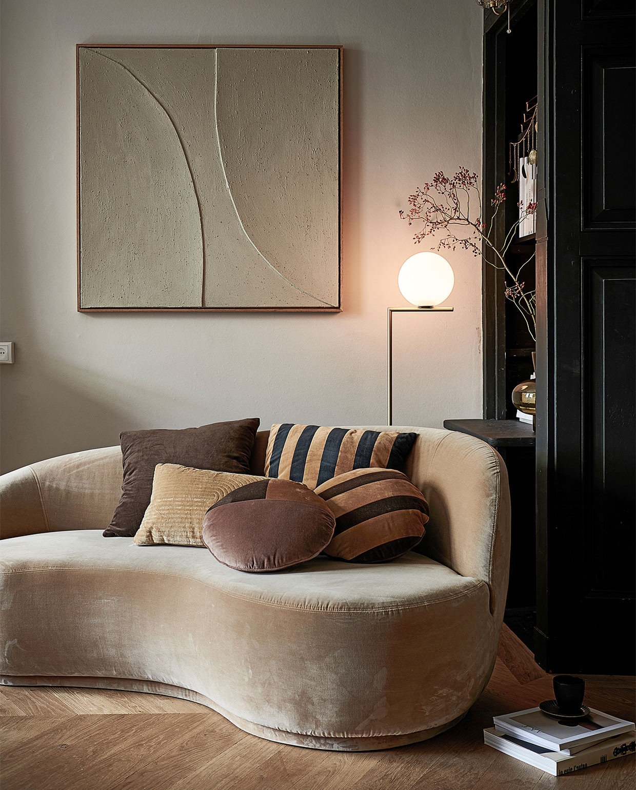Donkerbruin vierkant kussen, 50×50 cm € 49,95. Gestreept vierkant kussen, 50×50 cm € 49,95. Lichtbruin kussen met reliëf, 30×50 cm € 44,95. Rond patchwork kussen, 40 cm € 49,95. Gestreept rond kussen, 40 cm € 49,95, schilderij @amymayeart. Overig privébezit. productie Tanja Saarberg | styling Marlies Does, Kim van Rossenberg | fotografie Bart Brussee, Sjoerd Eickmans