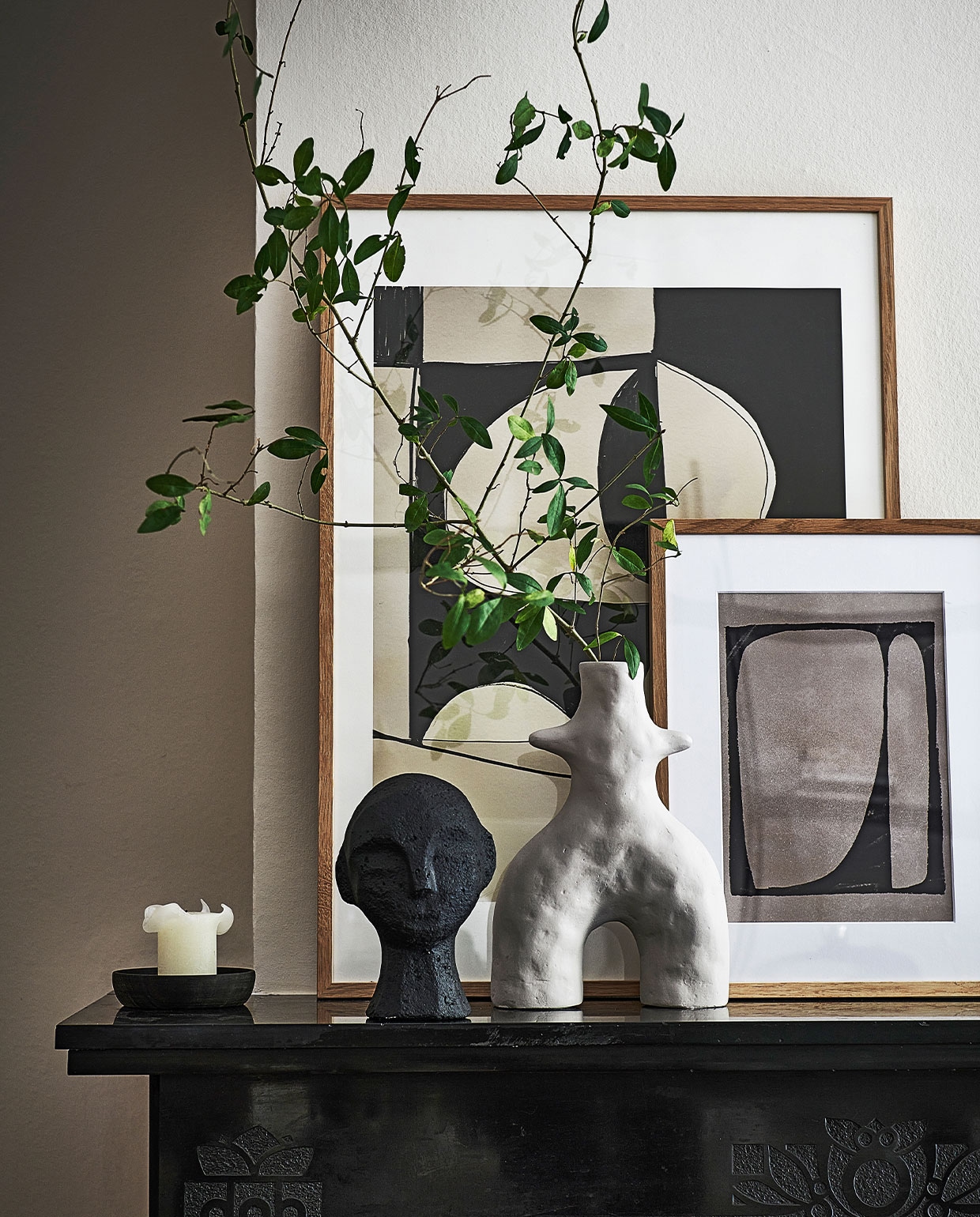 Zwarte ecomix sculptuurkop, 13,5×12,5×20 cm (bxdxh) € 34,95. Zandkleurige ecomix takjes-vaas maat M, 20x8x29 cm (hxdxb) € 49,95. Naturel houten fotolijst met passe-partout, 31x41x2,5 cm € 19,95. Naturel houten fotolijst met passe-partout, 41x51x2,5 cm € 29,95. Overig privébezit. vtwonen 09-2022 | productie Tanja Saarberg | styling Marlies Does, Kim van Rossenberg | fotografie Bart Brussee, Sjoerd Eickmans
