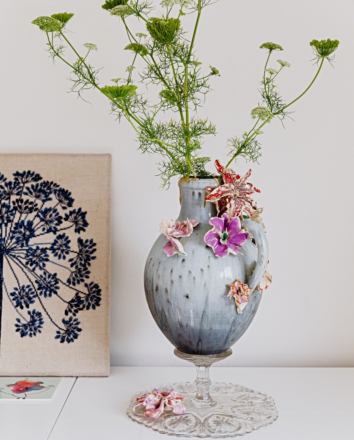 Vaas Vazen van Janssen. Geborduurde bloem van de kringloop. vtwonen 13-2021 | styling Ilona Jongepier | fotografie Dana van Leeuwen
