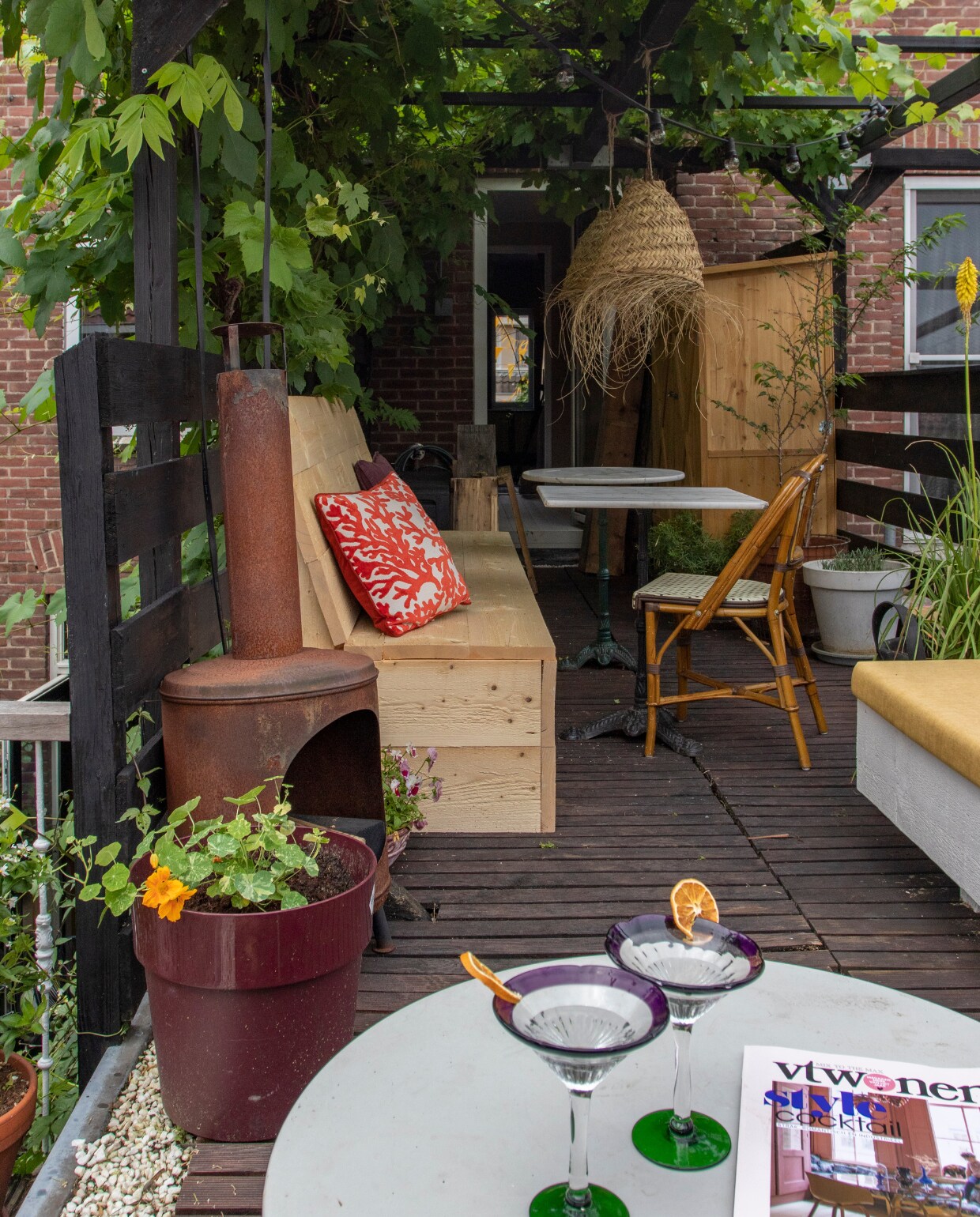 Bistrotafels en stoel vintage, rotan lamp Noa May Living, banken op maat laten maken, kussens op bank v.l.n.r. H&amp;M Home, Natural Lifestyle, Leen Bakker. vtwonen 08-2022 | productie en fotografie Anne den Haan | styling Luka Jakobs