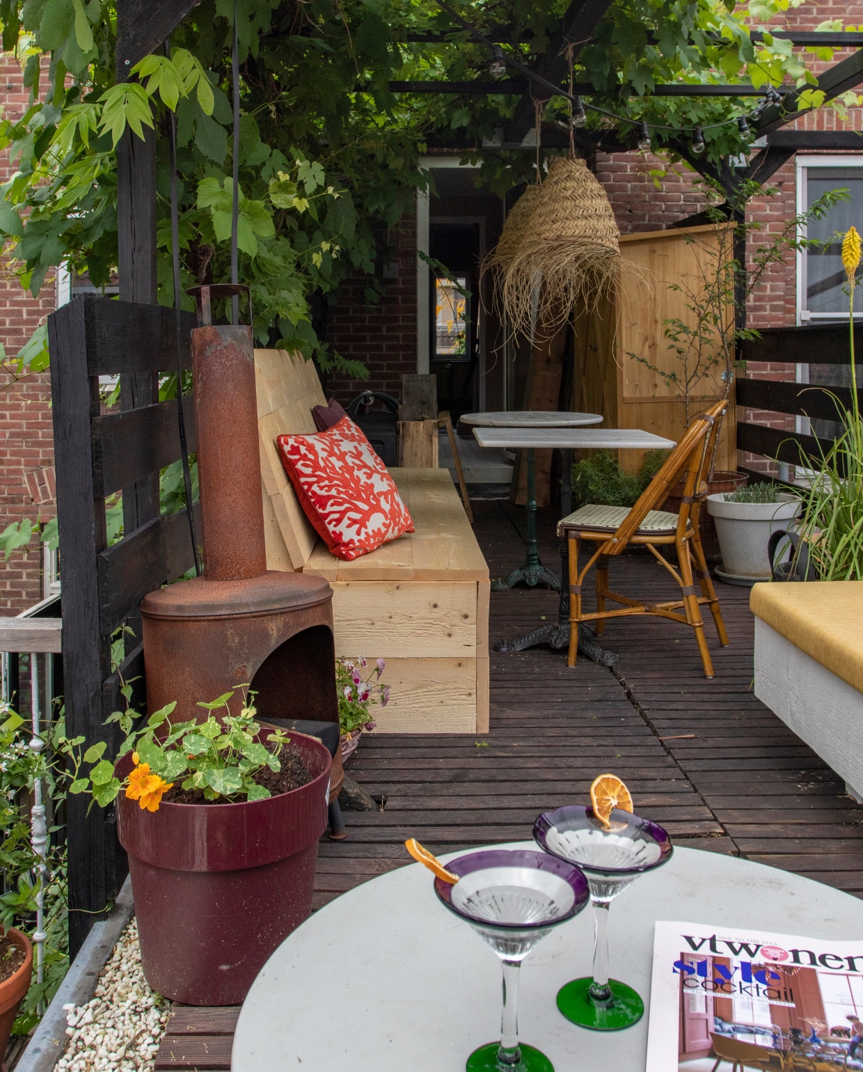 Bistrotafels en stoel vintage, rotan lamp Noa May Living, banken op maat laten maken, kussens op bank v.l.n.r. H&amp;M Home, Natural Lifestyle, Leen Bakker. vtwonen 08-2022 | productie en fotografie Anne den Haan | styling Luka Jakobs