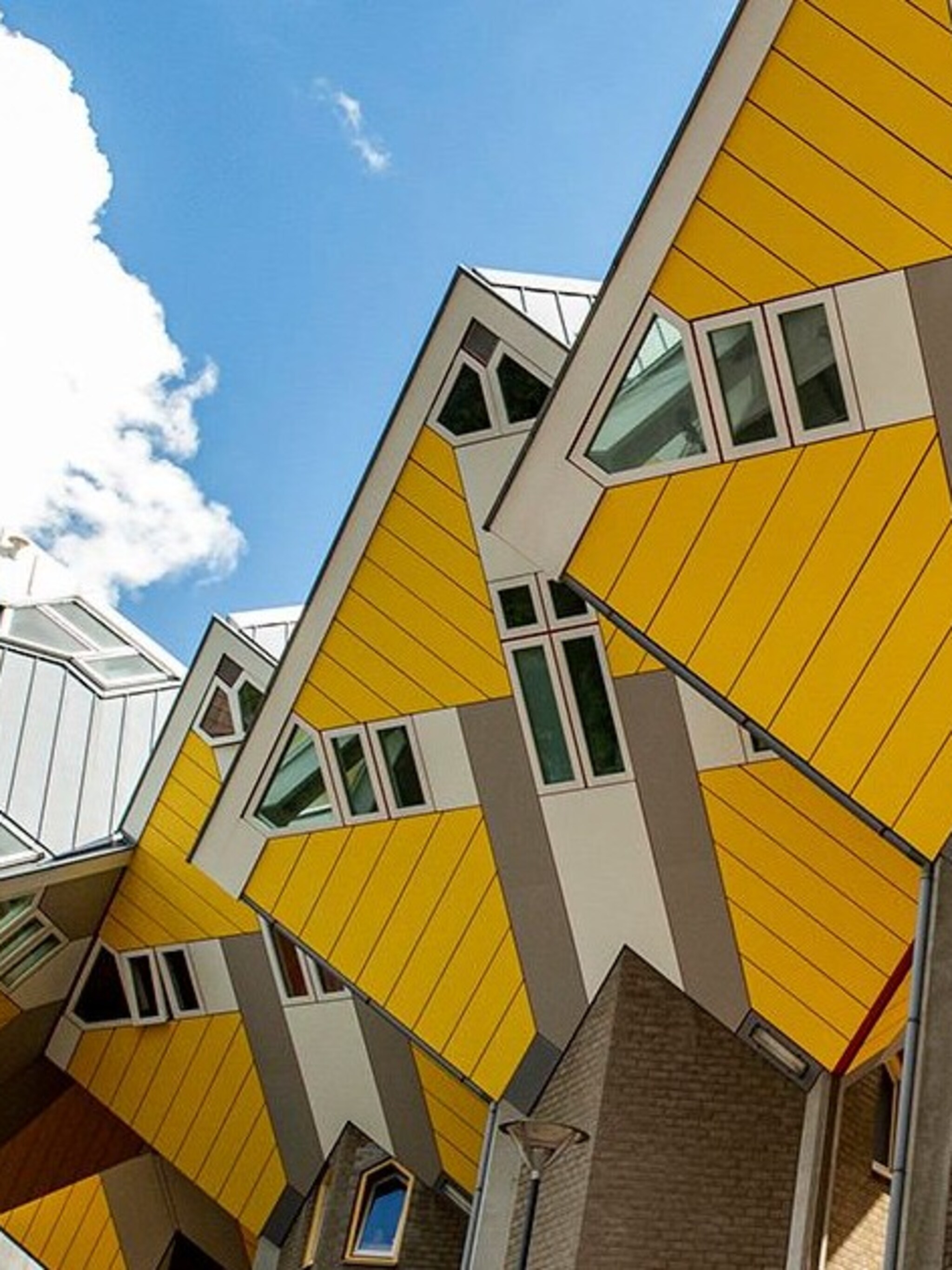 eigenzinnig wonen net als de stad zelf deze rotterdamse kubuswoning staat te koop