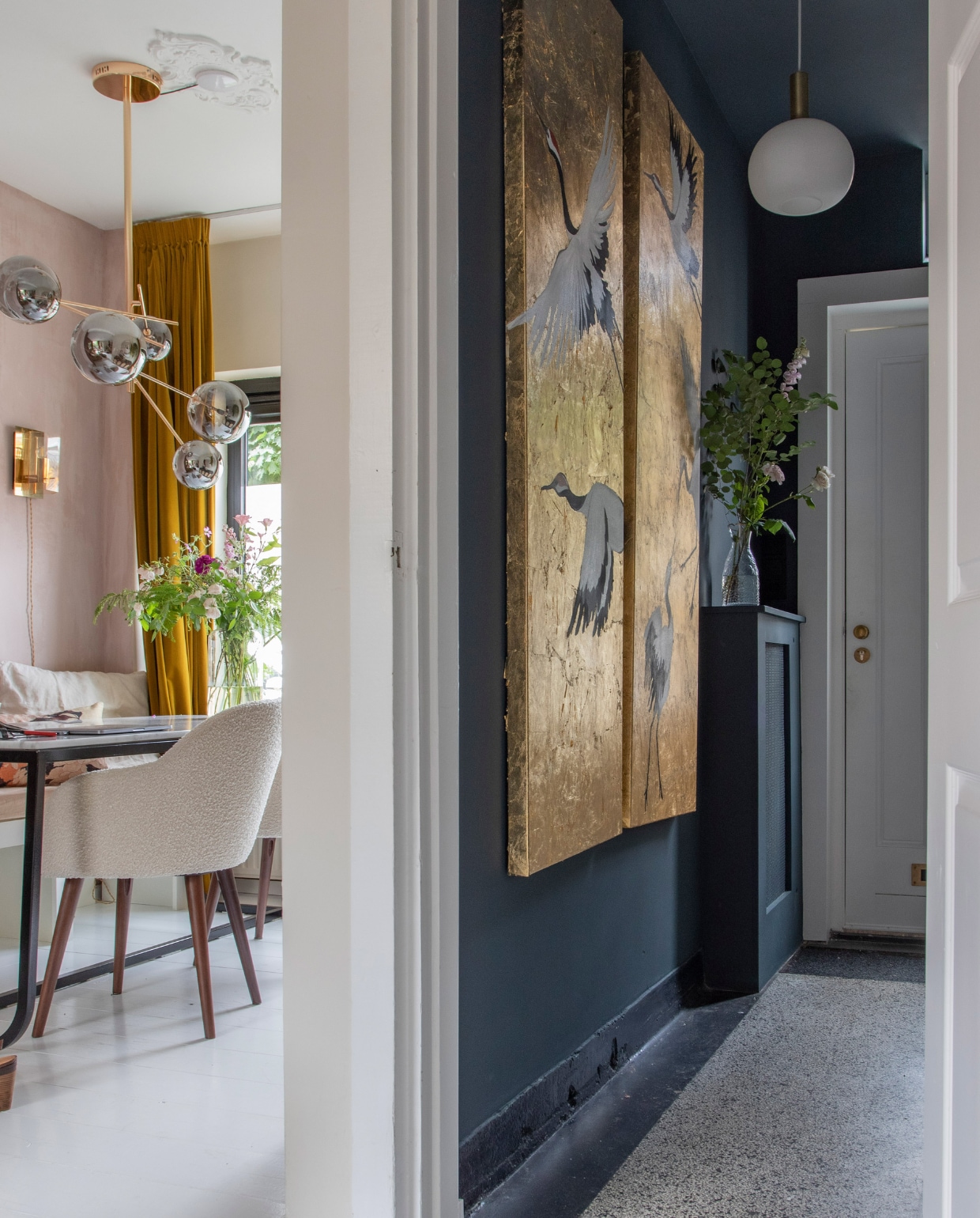 Kalkverf Skin Powder van Pure &amp; Original, gordijnen Hema, eettafel Furnified, eetkamerstoelen Sofa Company, lamp boven tafel Fonq, lamp aan de muur en lamp in hal vintage, karaf op tafel H&amp;M Home. Muurverf hal Yippee Blue van Histor, kunst zelfgemaakt. Overig onbekend. vtwonen 08-2022 | productie en fotografie Anne den Haan | styling Luka Jakobs