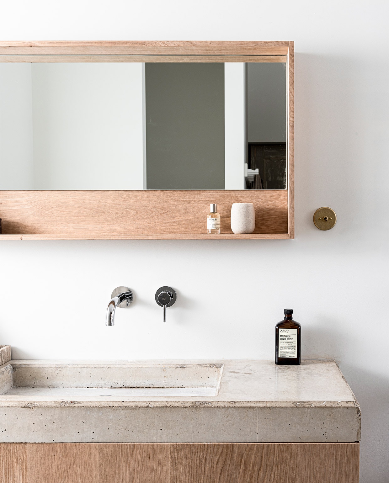 Spiegelkast zelfgemaakt. Tandenborstel beker van Bloomingville. Overig privébezit., JA | vtwonen 05-2020 | styling Kim van Rossenberg  | fotografie Sjoerd Eickmans