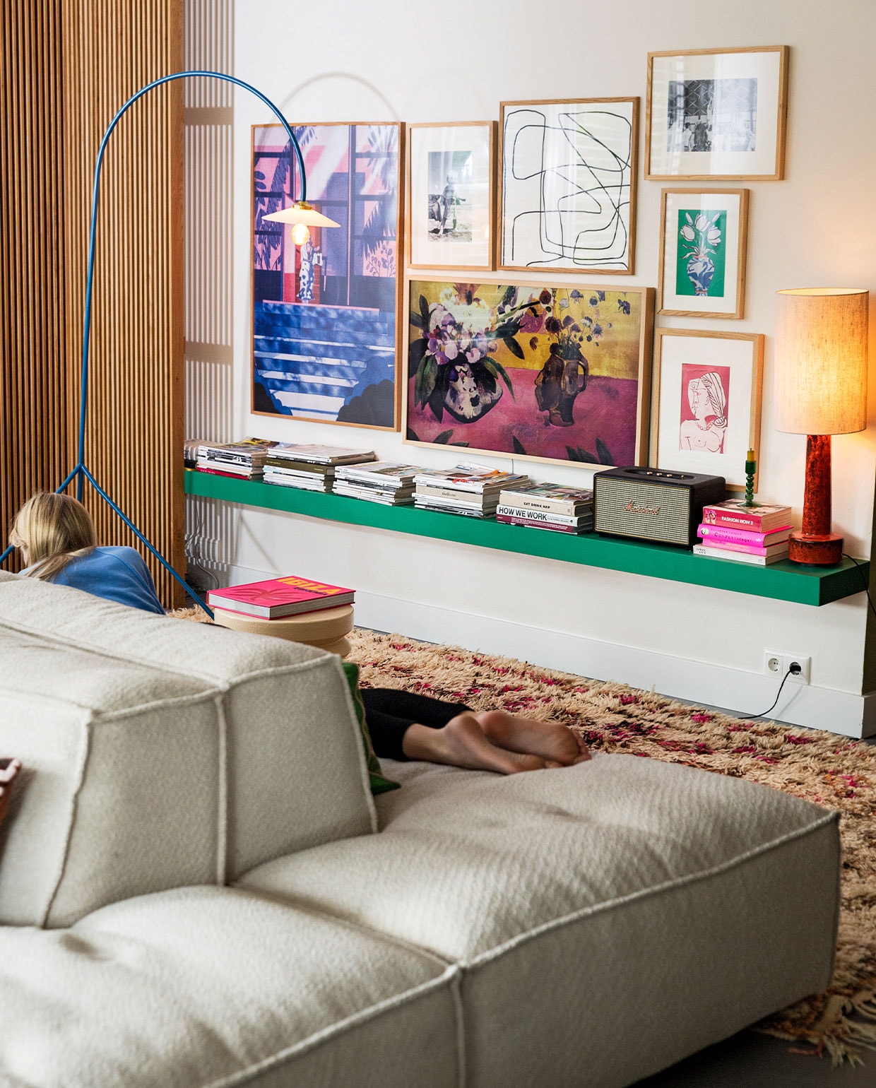 Houten hoeklatten op maat gemaakt door meubelmaker Peter Vocking. Blauwe staande lamp Valerie Objects. Televisie Samsung the Frame Wood. Muziekbox Marshall. Kleed vintage berber via Etsy. Kunst eigen verzameling. Elementenbank Square van Easy Sofa. vtwonen 04-2022 | styling Ilona Jongepier | fotografie Dana van Leeuwen | visagie Djolien de Kreij