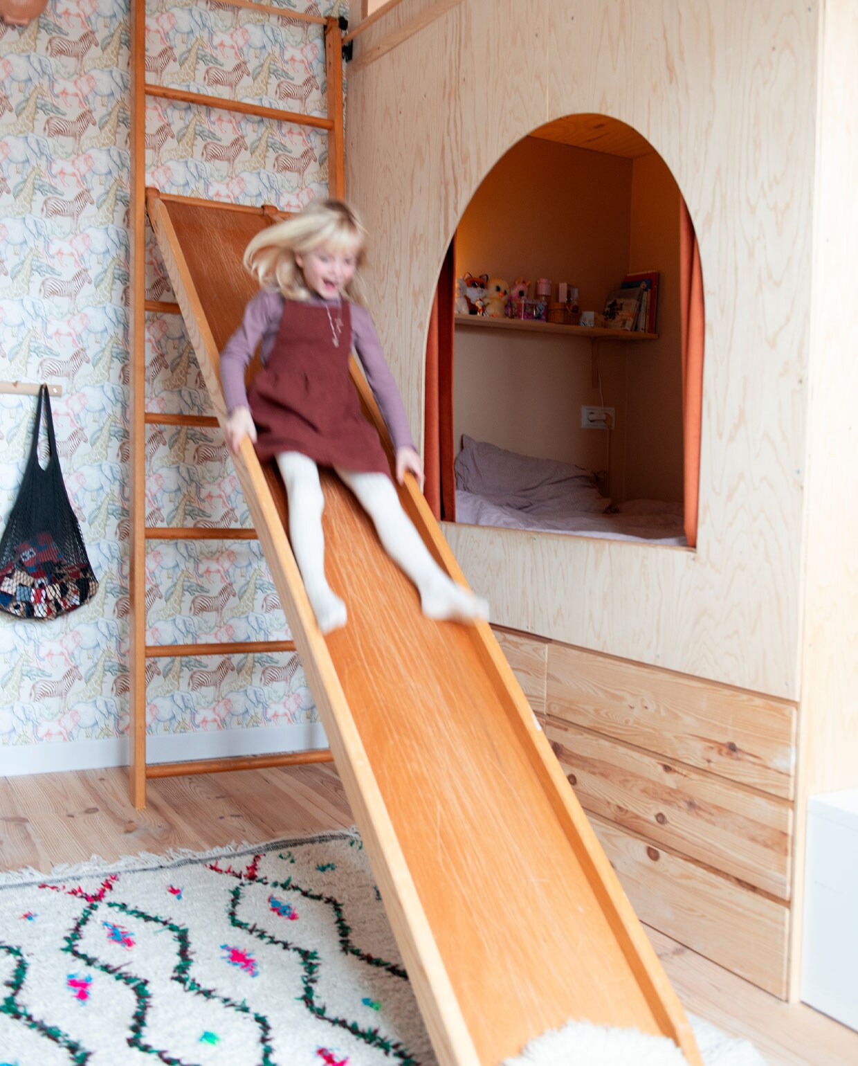 Behang Fountain of Life van ByALex. Vintage klimrek uit een school. Vintage glijbaan Marktplaats Vloerkleed Rozenkelim. Schelpwandlamp HKliving. vtwonen special kidsbijlage 13-2021 | productie De Binnenkijkers | styling Jeske Weel | fotografie Caroline Coehorst