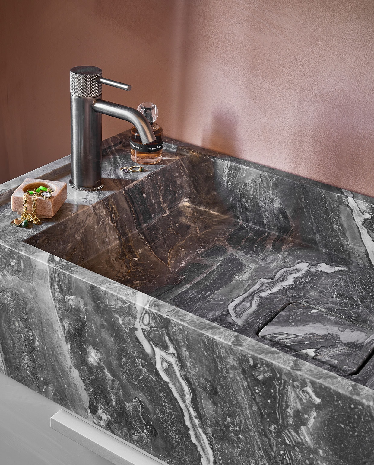 Marmer wastafel Wide in zilvergrijs, 40x61x20 (lxbxd) € 1440,- (ook verkrijgbaar in breedtematen 91 cm en 121 cm). vtwonen 05-2022 | productie Tanja Saarberg | styling Kim van Rossenberg | fotografie Peggy Janssen