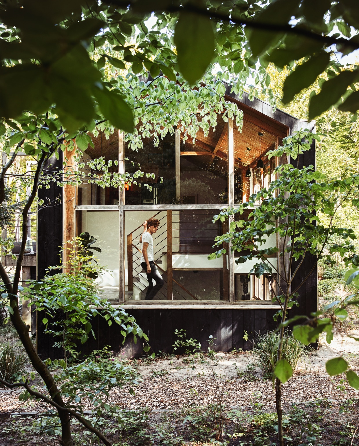 De zijkant van het zelfontworpen eco-boshuis in Bloemendaal. vtwonen 07-2022 | styling Ilona Jongepier | fotografie Dana van Leeuwen