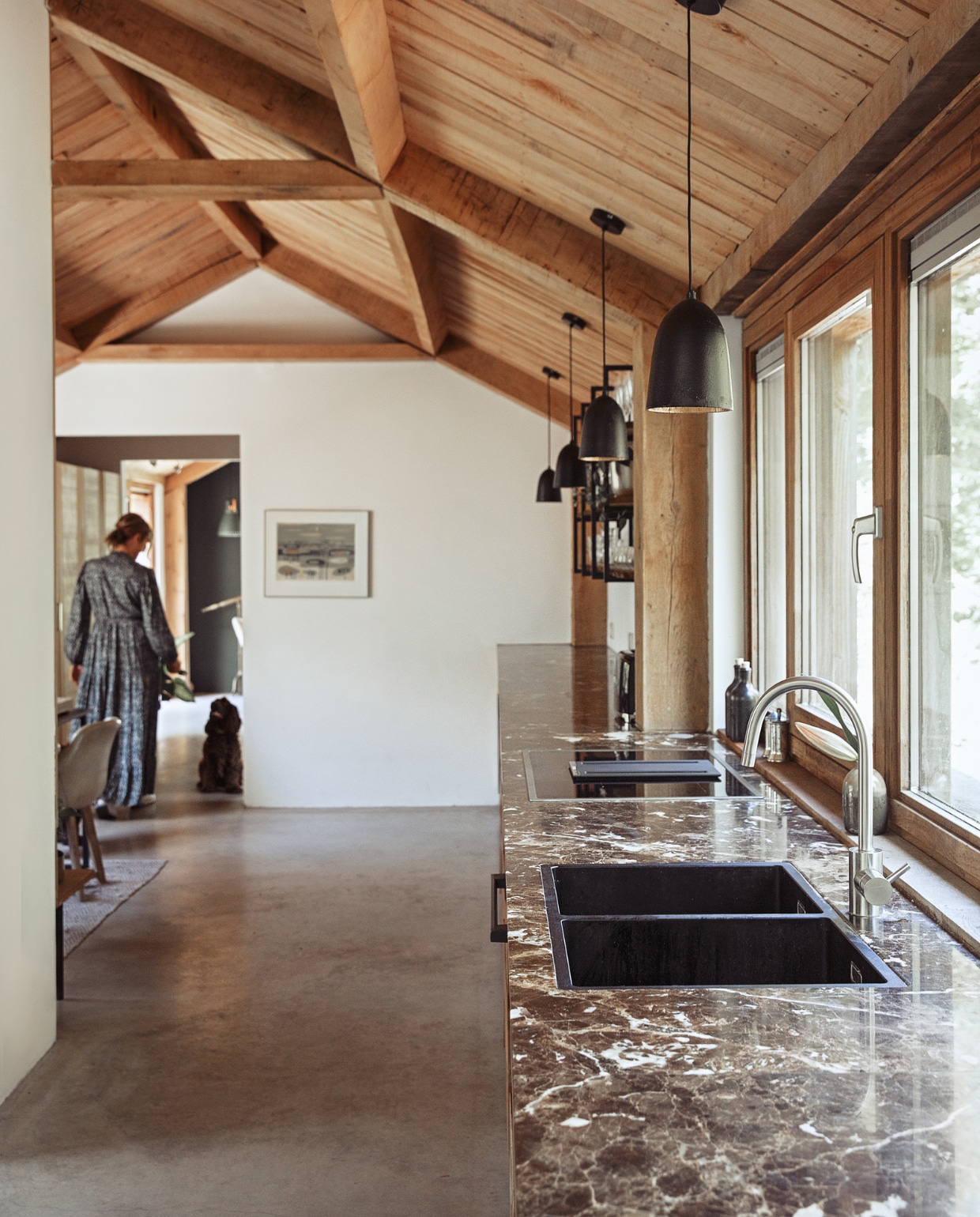 Aanrechtblad van Spaans marmer via Marktplaats, kraan vintage, lampen Light &amp; Living, overig onbekend. vtwonen 07-2022 | styling Ilona Jongepier | fotografie Dana van Leeuwen | tekst Robin Pakvis