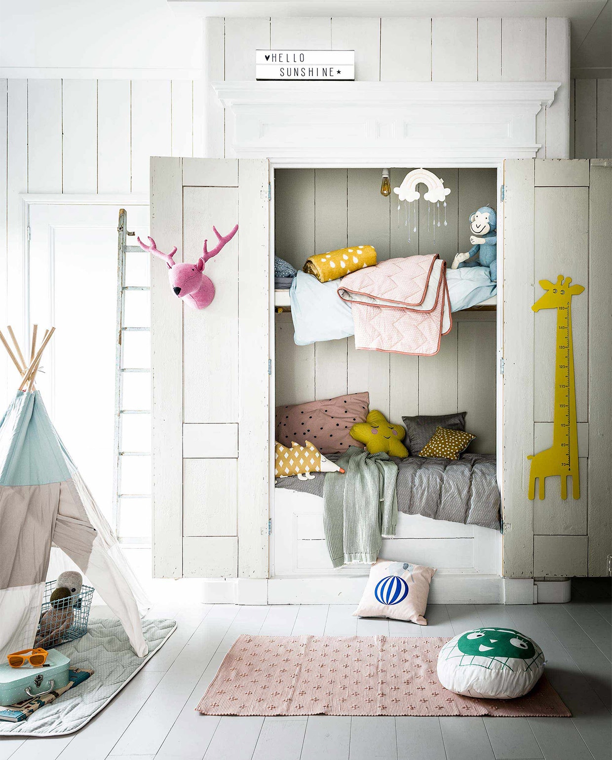 1. Lichtbox A5 Long van A Little Lovely Company, 50x15x6 cm (lxbxd) € 62,50 2. Mobiel Regenboog van CamCam Copenhagen, 29×18 cm € 33,95 3. Dierenkop Rendier van Kidsdepot Zoo, 50x30x18 cm (hxbxd) € 39,95 4. Deken Rainy Days van Brita Sweden, 180×30 cm € 173,- 5. Deken baby van Camcam Copenhagen, 100×100 cm € 56,95 6. Knuffel Jungle Aap van Kidsdepot, 40×30 cm € 39,95 7. Dekbedovertrek Candyfloss Junior van Done by Deer, 100×135 cm € 49,95 8. Meetlat Giraffe van Roommate, 115×28 cm € 67,- 9. Kussensloop Odette van La Cerise sur le Gâteau, 65×65 cm € 24,95 10. Kussen Star van Roommate, 36×42 cm € 32,99 11. Kussen Dots van Ferm Living, 30×30 cm € 34,- 12. Kussen Egel van Bloomingville, 30×48 cm € 71,- 13. Ledikantdeken Belize van Koeka, 100×150 cm € 79,95 14. Bedlinnen Junior van CamCam Copenhagen, 140×100 cm € 65,95 15. Tent Tipi van Sebra, 140x120x110 cm (hxbxl) € 149,- 16. Mand Wire van Kidsdepot, 38x29x23 cm (lxbxh) set van 3 € 49,95 17. Deken baby van Camcam Copenhagen, 100×100 cm € 56,95 18. Vloerkleed Liz van Naco, 140×70 cm € 44,95 19. Kussen Olifant van Oyoy, 40×40 cm € 33,99 20. Kussen Mini Arrows Grid van Roomblush, Ø 40 cm € 33,-. Overig privébezit vtwonen shop special 11-2016  | fotografie Sjoerd Eickmans