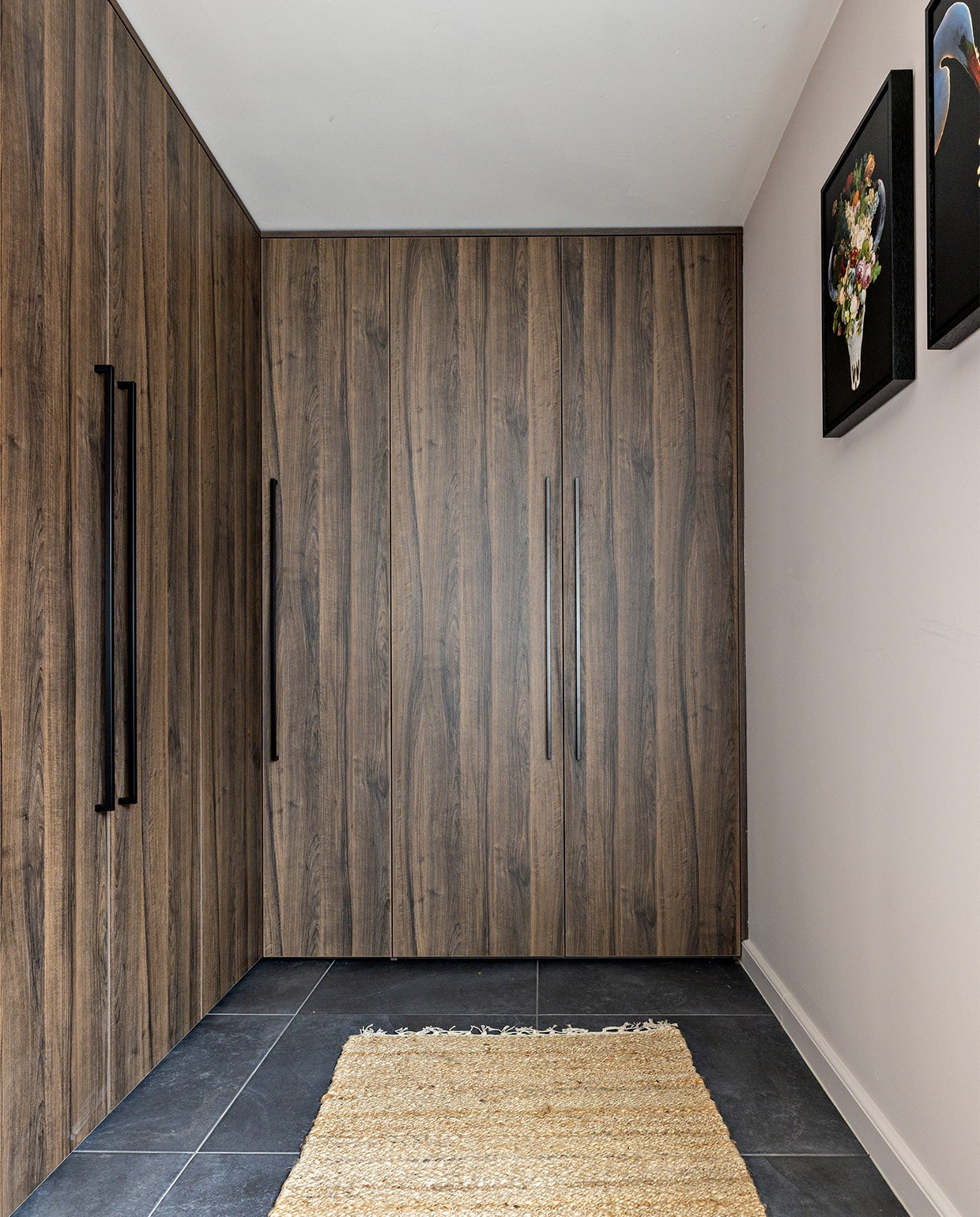 Op maat gemaakte kast in Lime Earth Baked F256/M02 en Sable LR81 LR81/SAB Woninginrichting-Aanhuis. Kunstwerk Romance is Dead van Marja van den Hurk Werk aan de Muur. Kunstwerk Love van Marc Costermans Werk aan de Muur. Vloerkleed van Nordal PAND40. Overig privébezit vtwonen weer verliefd op je huis | seizoen 16 aflevering 3 | styling Eva van de Ven | fotografie Sonja Velda