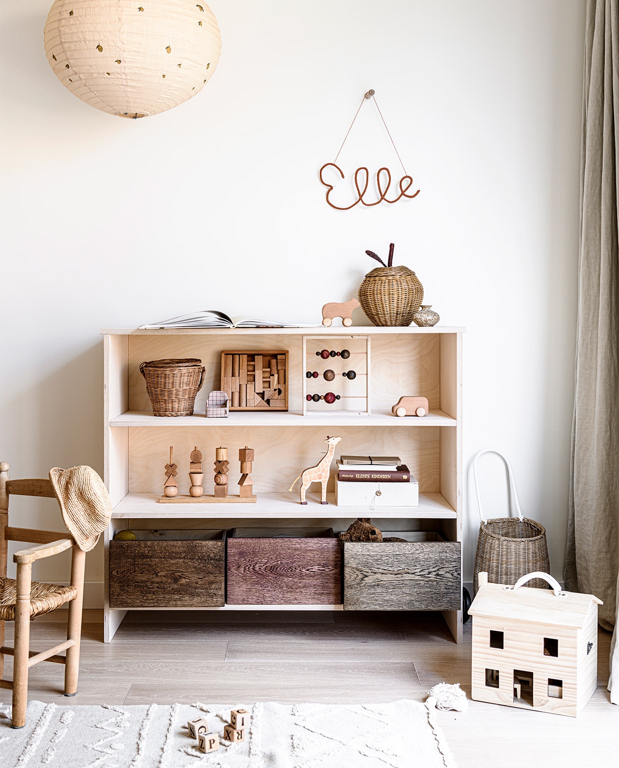 Knuffelbeer Floppy van Senger € 50,-, houten stacking toy van Wooden Story € 35,-, gevlochten mand op wielen van Olli Ella € 59,-, houten poppenhuis Holdie van Olli Ella € 89,- (archive-store.nl). Stoffen lampenkap met citroenprint van Konges Sløjd, 55×45 cm (Øxh) € 121,-, gevlochten mand Apple van Ferm Living € 39,- (lidor.nl). Gevlochten mand met hengsel van Olli Ella € 29,- (grasonderjevoeten.nl). Geruit mini-stoeltje van Maileg € 13,- (fishonthemoon.com). Houten speelgoed op wielen van Raduga Grez, beer € 24,-, auto € 24,- (repose-ams.com). Blokkenset van Wooden Story € 36,-, giraf van Holztiger € 14,95 (reigerenderaaf.nl). Papieren doos € 19,95 (suhka.nl). Telraam DIY-idee, zie blz. 63. Overig privébezit. vtwonen special DIY 3, 09-2021 | styling Kim van Rossenberg  | fotografie Sjoerd Eickmans