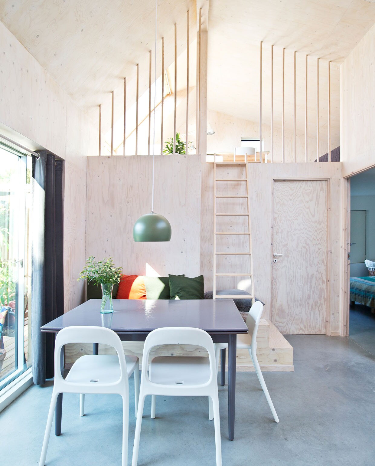 Eettafel kringloop, hanglamp Bolia. Stoelen, kussens gordijn Ikea. Vaas Iittala, ladder Trævarefabrikernes Udsalg. Houten podium en wand eigen ontwerp. NEE | vtwonen 7-2022 | Productie Living Inside | Styling Rikke Graff Juel | Fotografie Christina Kayser O. | Tekst Christina B. Kjeldsen | Tekstbewerking Sunna Borghuis