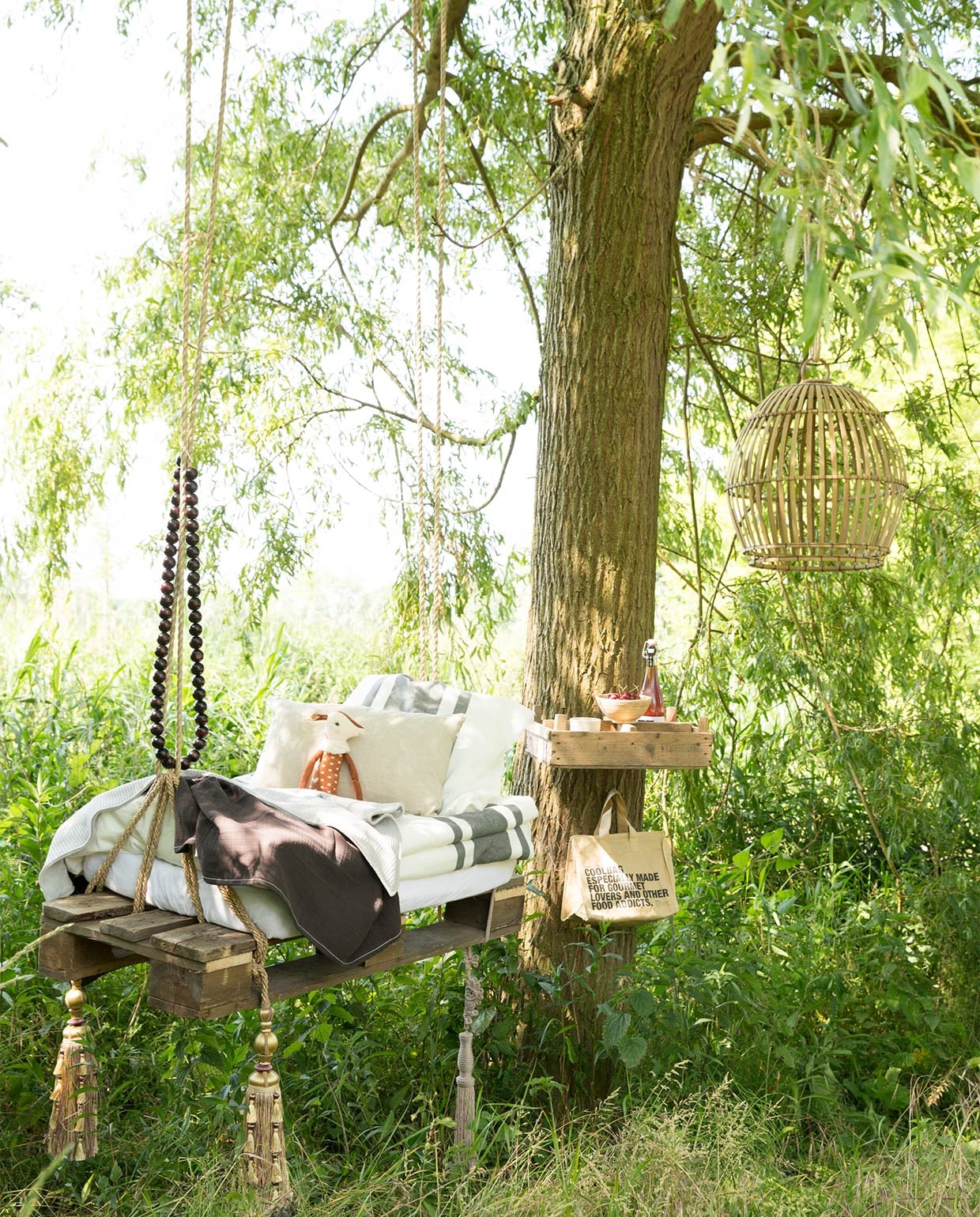 Embrasses prijs op aanvraag (www.designersguild.com). Dekbedovertrek, 140×200 cm € 29,95 (Ikea). Knuffel vos van Maileg € 22,95 (www.imps-elfs.com). Coolerbag van Nicolas Vahé € 4,95, siroop van Nicolas Vahé € 5,95, hanenmand € 69,- (www.tierlantijn.net). Houten kistje € 5,- (kringloopwinkel JA | vtwonen special 04-2017 | styling Anouk de Kleermaeker | fotografie Leonie Mooren