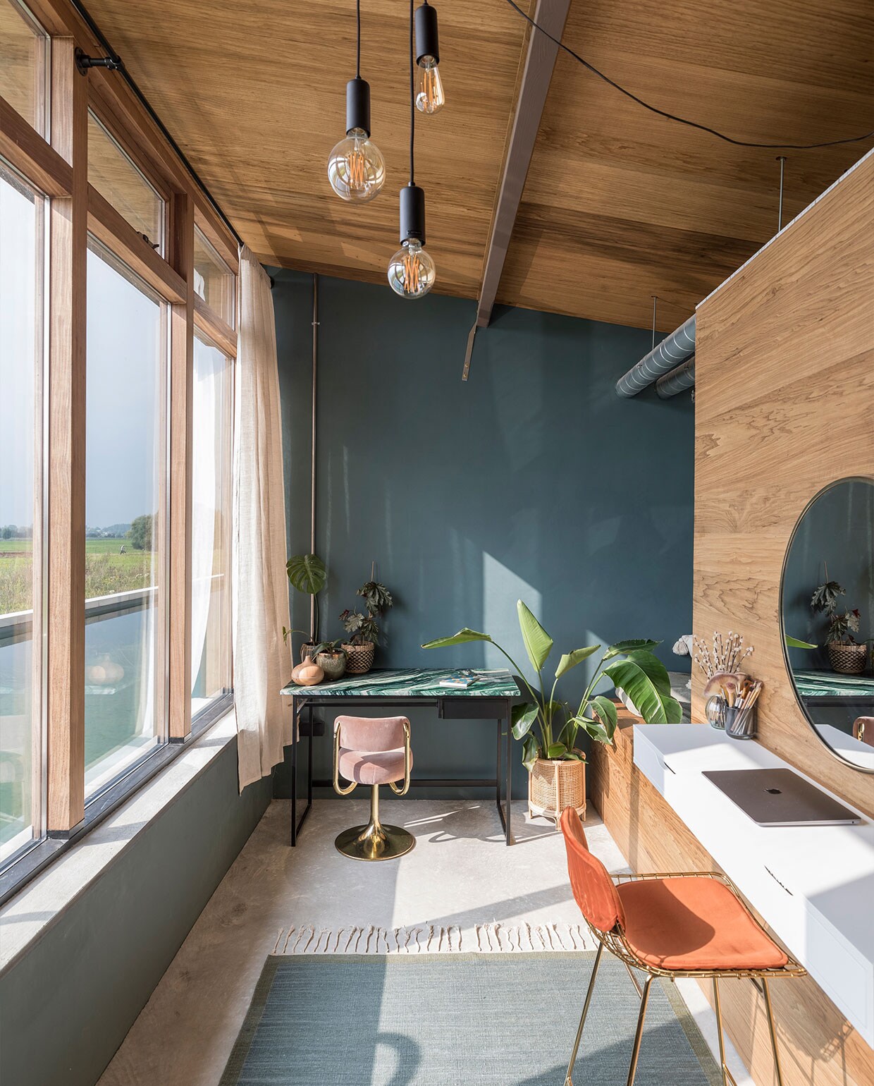 Muurverf Inchyra Blue van Farrow &amp; Ball. Hanglampen Karwei. Barkruk HKliving. Bureaustoel Bestwelhip. Bureaublad van Noors kwartsiet Hafkamp Natuursteen. Overig onbekend. NEE | vtwonen special binnenkijken 2022-3 | fotografie Margriet Hoekstra | tekst Cathelijne van Wingerden