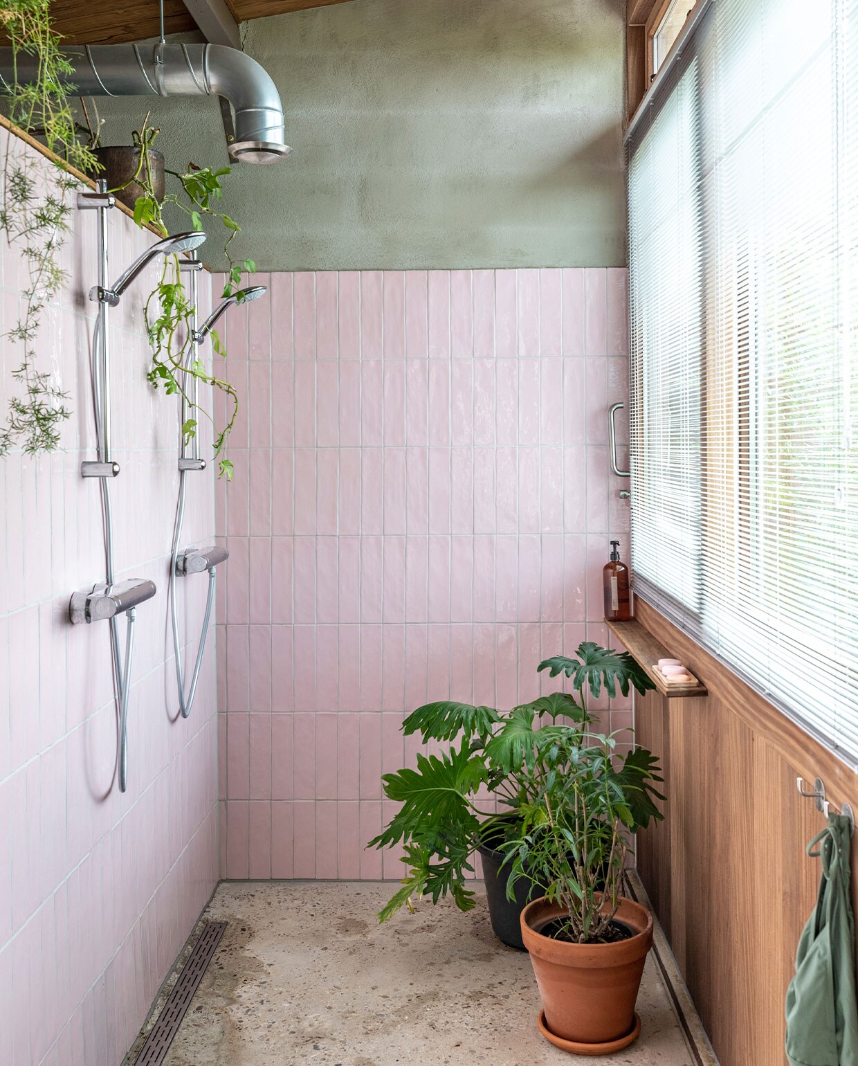 De betonvloer in de douche is geslepen tot de kiezels zichtbaar waren. Tegels Cottoceramix. Overig onbekend. NEE | vtwonen special binnenkijken 2022-3 | fotografie Margriet Hoekstra | tekst Cathelijne van Wingerden