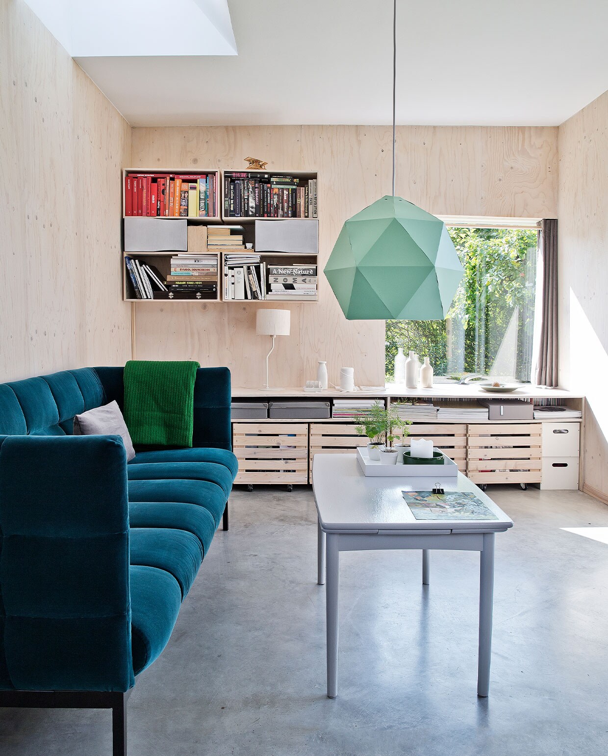Bank Aura van Bolia. Kussens, plaid, hanglamp, gordijn en speakers Ikea. Salontafel kringloop, dressoir en boekenkast eigen ontwerp. Woonaccessoires en serviesgoed gevonden in kringloop- en brocantewinkels. Opbergdozen Trævarefabrikernes Udsalg. NEE | vtwonen 7-2022 | Productie Living Inside | Styling Rikke Graff Juel | Fotografie Christina Kayser O. | Tekst Christina B. Kjeldsen | Tekstbewerking Sunna Borghuis