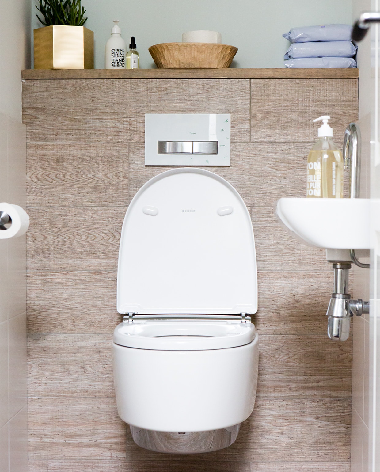 Toilet Geberit Aquaclean Mera, prijs op aanvraag (www.geberit.nl). Kleur op de achterwand Wals 1104-B91G, muurverf per liter € 18,95 (www.histor.nl). Spiegel Ping Pong van Oyoy naturel Ø 24,5 cm € 39,99, vaas Hexagon van Ferm living goudkleurig, 18 cm € 42,-, handzeep Cotton Flower, van Compagnie de Provence marseille 500 ml – €14,50, handcrème White Tea van Compagnie de Provence, 300 ml, € 18,- (www.vtwonen.nl). Gastendoekje zeegroen € 4,99, handolie € 9,95 (sissy-boy.com). Moekes appelbakje, hout, € 32,95 (www.hkliving.nl). vtwonen weer verliefd op je huis | seizoen 5 aflevering 6 | Den Haag | styling Wendy Verhaegh | fotografie Barbara Kieboom