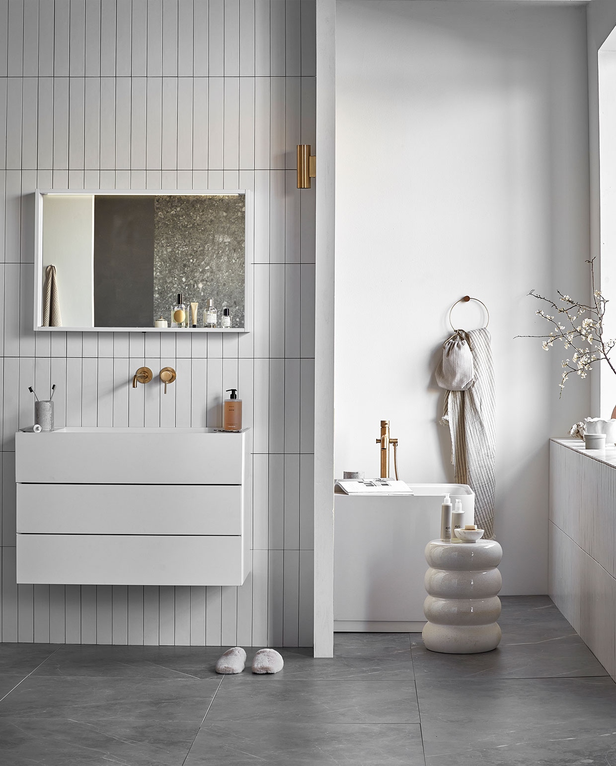 Kunststof spiegel Gorgeous in wit inclusief ledstrip met bewegingssensor, 59,6x90x10 cm (lxbxd) € 440,- (ook verkrijgbaar in breedtematen 60 cm en 120 cm en in zwart, zand en grijs). Top Solid wastafel Wide in wit, 40x91x20 cm (lxbxd) € 690,- (ook verkrijgbaar in breedtematen 61 en 121 cm en in Quartz en Marmer). Kunststof afdekblad in wit, 90 cm € 200,- (ook verkrijgbaar in breedtematen 60 en 120 cm). Kunststof onderkast Tidy in wit, 2 lades met push-systeem (ook verkrijgbaar met handgreep), 20x90x40 cm (lxbxd) € 1432,- (ook verkrijgbaar in breedtematen 60 cm en 120 cm en in zwart, grijs en zand). Top Solid bad Soft Edge in wit inclusief plateau, 160x73x59,5 cm (lxbxh), inhoud 200 liter € 2950,- (ook verkrijgbaar in zand en in Quartz in grijs en zwart). Op de wand vtwonen tegels Marrakesh Nieve mat, 6,5×40 cm, per m² € 70,-. Op de vloer vtwonen tegels Classic Grey mat, 74×74 cm, per m² € 74,50. vtwonen 05-2022 | vtwonen baden collectie | productie Tanja Saarberg | styling Kim van Rossenberg | fotografie Peggy Janssen\n