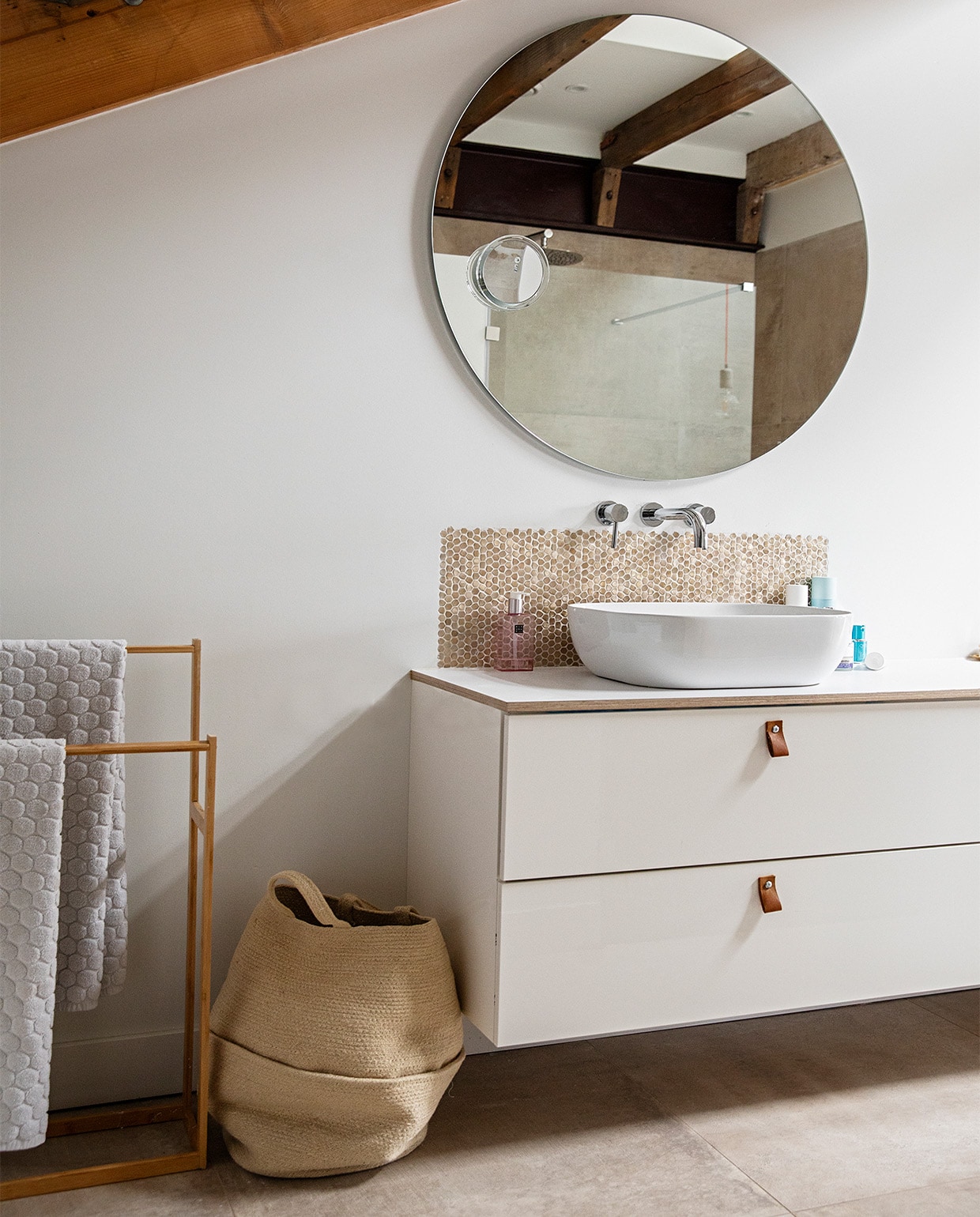 Handdoekenrek Dille & Kamille. Wasmand Loods 5. Wastafelmeubel Ikea. Werkblad op maat gemaakt Studio Tijn. Waskom Sanitairwinkel. Mozaïektegels Kol Tegels & Sanitair. Spiegel herkomst onbekend. vtwonen 08-2021 | styling Ilona Jongepier | fotografie Dana van Leeuwen