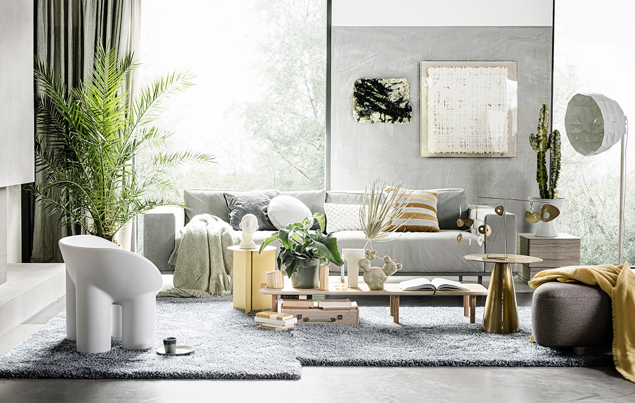 Leren bank Don, € 11.259,-, console Kyo rechts van bank € 2813,-, poef Noor € 2094,- (pietboon.com). Berkenhouten salontafel maat L, 150x35x24 cm (lxbxh) € 275,- (loof.nl). Vloerkleed, 160×230 cm € 159,- (leenbakker.nl). Groene plaid van HKliving, 150×125 cm € 64,95, bord 70’s van HKliving, Ø 22 cm € 11,20, mok 70’s van HKlving, 0,2 l € 8,65, gele kandelaar Flare van Hay € 29,-, platenspeler Nomad van Crosley € 240,- (vtwonen.nl). Planten en droogtak, prijs op aanvraag (greenlifestylestore.nl). Gele bijzettafel Slit Round Hoog € 159,-, rond kussen € 37,50, vloerlamp Rock € 910,- gouden bijzettafel € 239,-, geel gestreept kussen € 34,95,-, buste € 25,95, nepcactus € 68,95, witte stoel Roly Roly € 410,-, geel boek op tafel Surf &amp; Stay € 35,99, wit gevlochten kussen € 49,95 (loods5.nl). Bloempot op voet M HKliving, 33×35 cm (Øxh) € 49,95, wanddecoratie Art Frame Paper HKliving € 476,-, witte vaas HKliving Roman 25,5x7x15 cm (hxbxd) € 27,95,- (bijenkorf.nl). Notitieboek vanaf € 19,95, gouden mobile € 159,- (maisonnl.com). Groene kaars op tafel € 5,-, gele plaid € 75,-, groene bloempot Botanical Family € 39,- (hayonlinewinkel.com). Gele vazen van Floris Wubben, maat M € 180,-, maat S € 95,- (frozenfountain.nl). Overig privébezit. JA | vtwonen 10-2020 | styling Liza Wassenaar | fotografie Sjoerd Eickmans