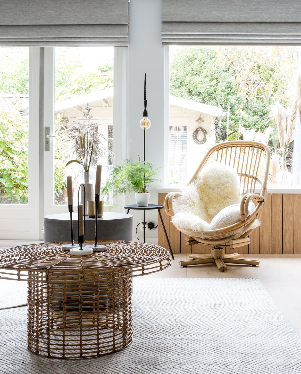 Betonnen salontafel € 139,-, salontafel Nature € 209,- (eijerkamp.nl). Vloerkleed Viscose Sage € 542,50, rond vloerkleed (rocaflor.nl). Marmeren kaarsenhouders, (housevitaminshop.nl). Vloerlamp € 290,-, vaas Balloon € 46,75, schapenvacht € 79,- (vtwonen.nl). Radiatorombouw zelfgemaakt JA | vtwonen weer verliefd op je huis | seizoen 11, aflevering 7 | styling Eva van de Ven | fotografie Barbara Kieboom