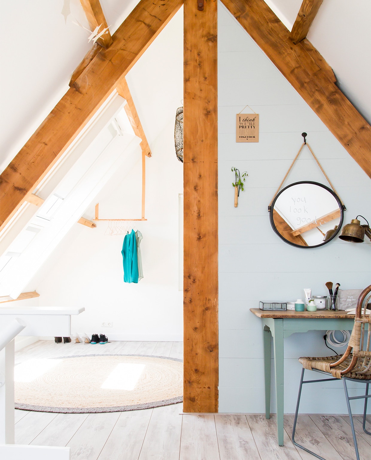 Vloer Steeneiken van Flexxfloors per m² € 25,49 (Karwei). Frans brocante tafeltje € 75,- (www.flynk.nl). Onderstel geschilderd in zijdeglans verf Leemgroen 3003 uit de collectie Kleuren van Nu per 750 ml € 19,95 (Karwei). Stoel Kawa van House Doctor € 149,95, spiegel van Madam Stoltz € 44,95, Good Day reisset van Walra € 21,95, sisal vloerkleed Ø 200 cm € 119,- (www.vtwonen.nl). Wandverf zijdeglans Jade Groen 5051 uit de collectie Kleuren van Nu per 2,5 liter € 23,95 (Karwei). Poster A5 op kraft karton € 9,95 (The Cherry on Top). Bamboe vaasje € 5,- (Six and Sons). Vintage bureaulamp € 139,- (www.homeathome.com). Opberg­doos € 13,95 (www.vtwonen.nl). Toiletartikelen vanaf € 2,- (Hema). Vaasjes privébezit. JA | vtwonen tv doe het zelf aflevering 7 | styling Kim van Rossenberg  | fotografie Barbara Kieboom