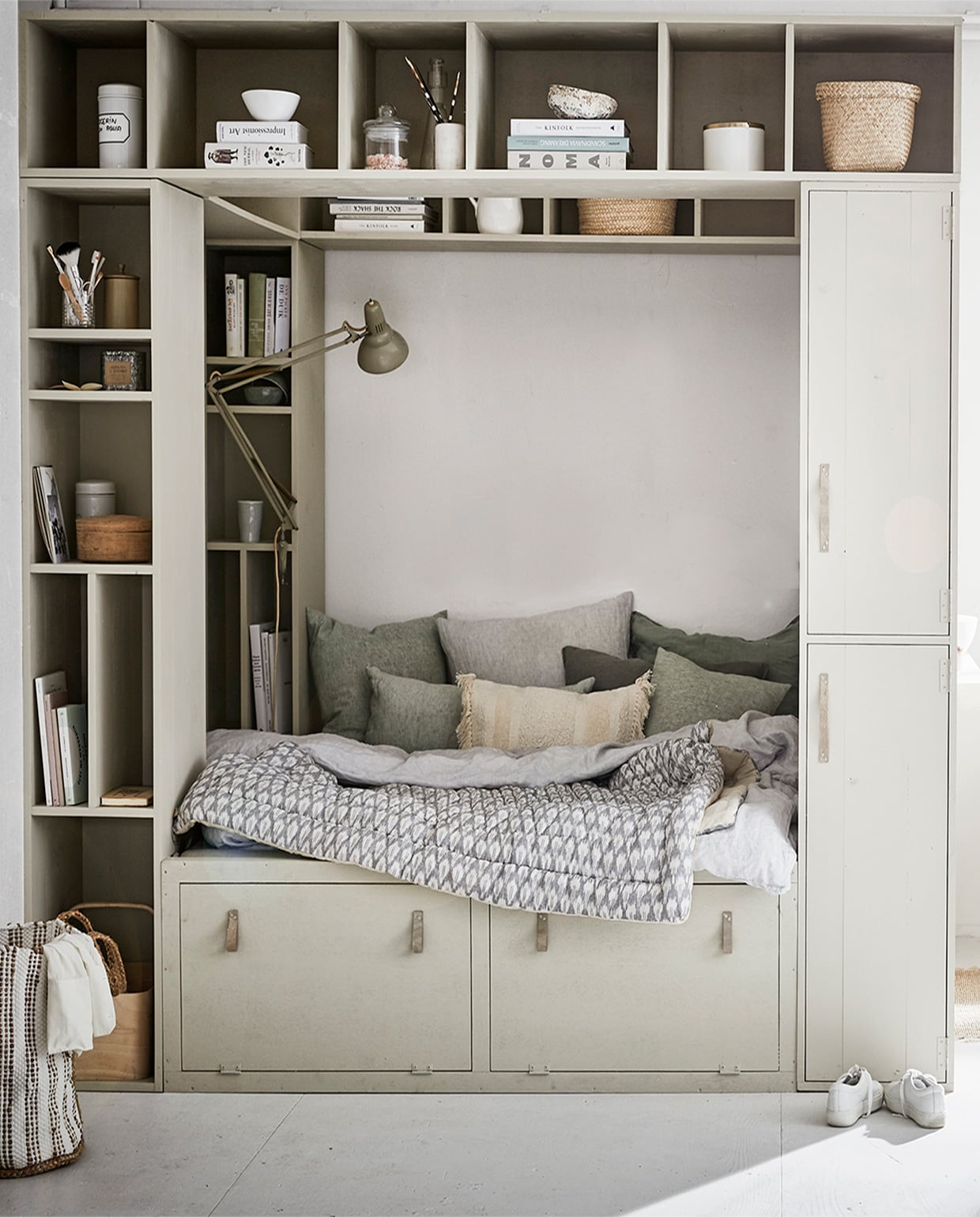 Grote kast en bedombouw zijn op maat gemaakt, prijs op aanvraag (Combitex). De kast is geschilderd in de kleur Bone van Farrow &amp; Ball, per 0,75 liter € 44,- (De Ru). Linnen kussen Jade Green van By Mölle, 60×60 cm € 57,80, linnen kussen Jade Moss Green van By Mölle, 50×50 cm € 49,55, linnen kussen Jade Green van By Mölle, 50×50 cm € 49,55 (vtwonen.nl). Linnen kussens groen en grijs, 50×70 cm per stuk € 39,95, witte porseleinen potten met deksel en etiket per stuk € 35,-, houten ronde doos € 75,- (De Weldaad). Vloerkleed 60×90 cm € 23,65, wit met zandkleurige mand € 43,90, ecru kussen, 60×40 cm € 37,15 (Madam Stoltz). Gevoerde ikat sprei, 140×210 cm € 205,-, katoenen ikat kaftan € 73,85, marmeren zeepbakje op badplank € 12,31, marmeren beker in kast € 24,62 (Nordal). Stoel Butterfly van Ercol € 625,- (De Machinekamer). Ochtendjas gestreept € 69,99, witte wafeldoek, 90×150 cm € 25,99, grijze handdoek, 90×150 cm € 35,99 (Zara Home). Vrijstaand bad Nijl, 170×75 cm € 1800,-, badplank € 240,- (Ton Scholten). Badborstel € 8,95, Loofah spons € 4,95 (Dille &amp; Kamille). Linnen dekbedovertrek in Misty grey, 220×240 cm € 239,-, kussensloop Misty Grey, 60×70 cm € 30,- (By Mölle). Witte beker € 8,65, wit kommetje in kast € 9,50, kan € 23,80 (Kitchen Trend Products). Ronde doos met goudkleurig deksel € 14,99, rieten mandjes in kast per stuk vanaf € 9,99 (H&amp;M Home). Tadelakt zandkleurig potje met deksel € 19,95 (Maison NL). JA | vtwonen 05-2018 | styling Cleo Scheulderman | fotografie Jeroen van der Spek