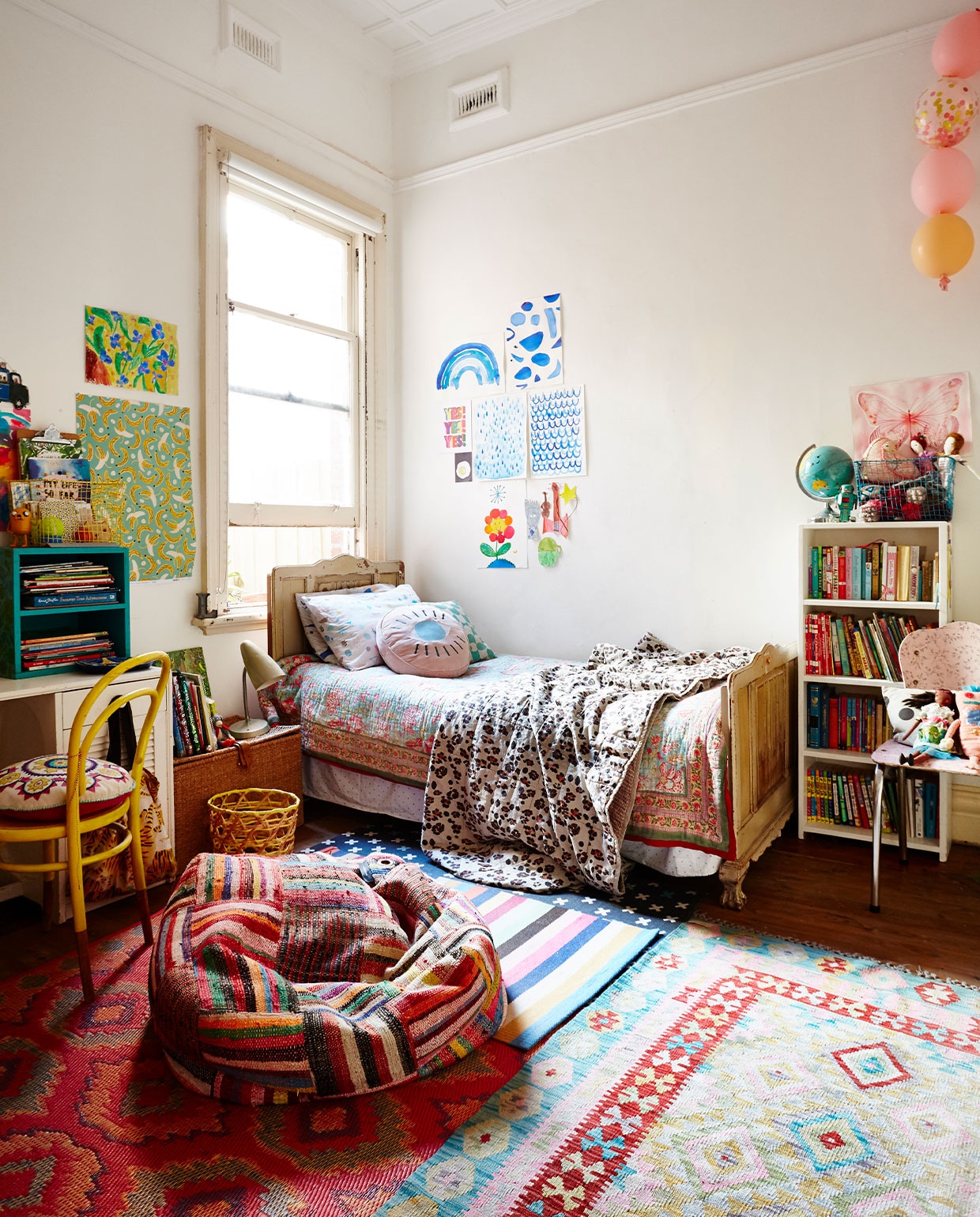 Poef uit Zuid-Afrika, bed tweedehands. Indiase plaid Earth Tribe. Gestreept kleed Ikea. Overig onbekend. NEE |vtwonen 6-2022 | productie Living inside | styling  Julia Green | fotografie Armelle Habib | tekst Marzia Nicolini | tekstbewerking Christine van der Hoff