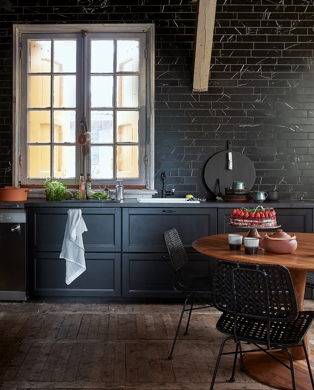 Classic Black mat 7,3×30 cm per m² € 81,50, ook verkrijgbaar in Antracite, Grey en White in de maten 74×148 cm, 74×74 cm en 30×60 cm.M.m.v. hkliving.nl (servies, houten plank, borstels, stoelen), demachinekamer.nl (ronde tafel), loods5.nl (theepot, zoutstrooier, oliekannetje, theedoek), overig privébezit. JA | vtwonen 10-2019 | styling Fietje Bruijn | fotografie Dennis Brandsma