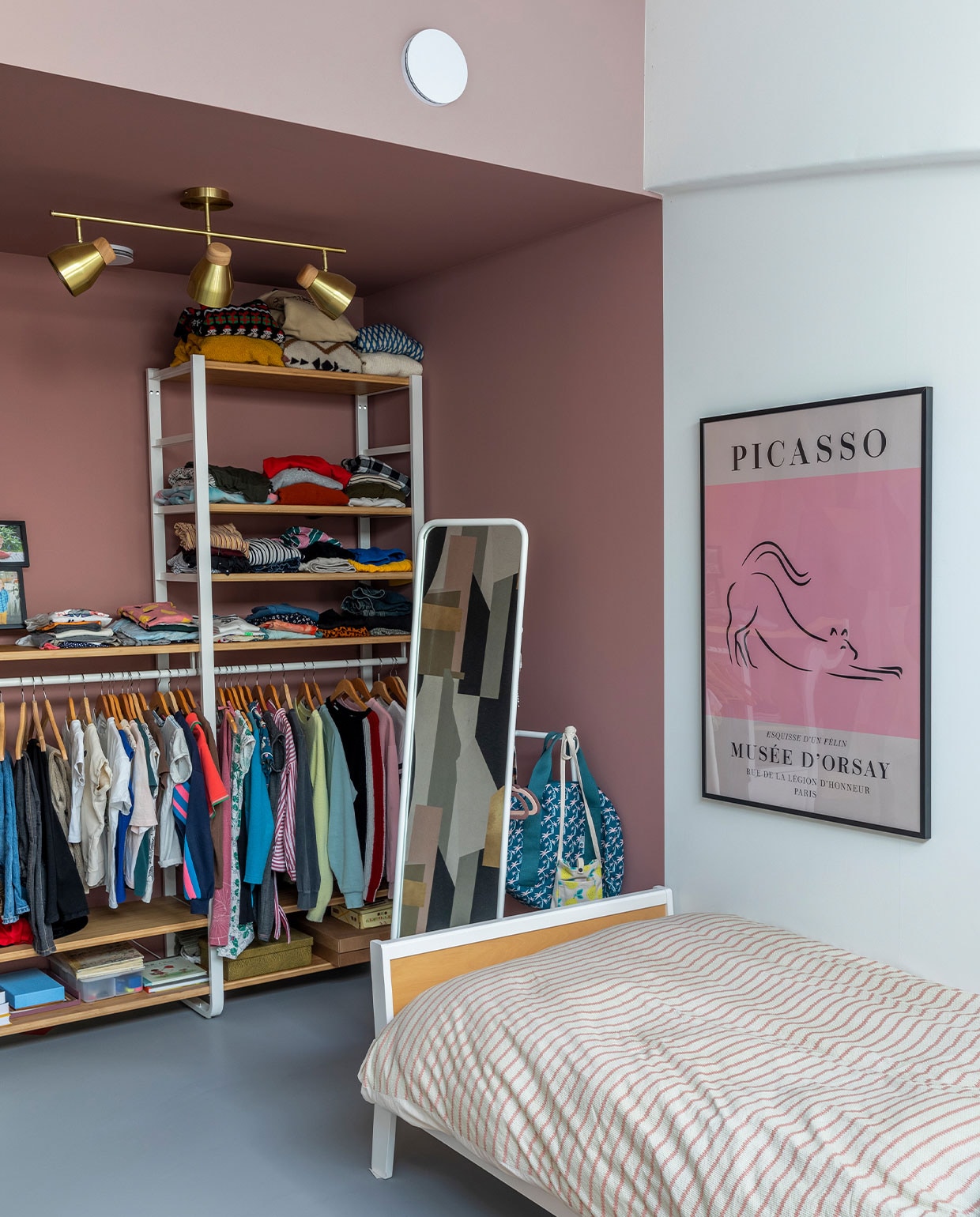 Kledingkast en spiegel Ikea, bed Oeuf NYC. Tapijt en goudkleurige spots Made. Verf op de wanden Blush en Light Peachblossom van Little Greene. Beddengoed Snurk. Poster Picasso Musée d’Orsay in Parijs. vtwonen 03-2022 | fotografie Margriet Hoekstra
