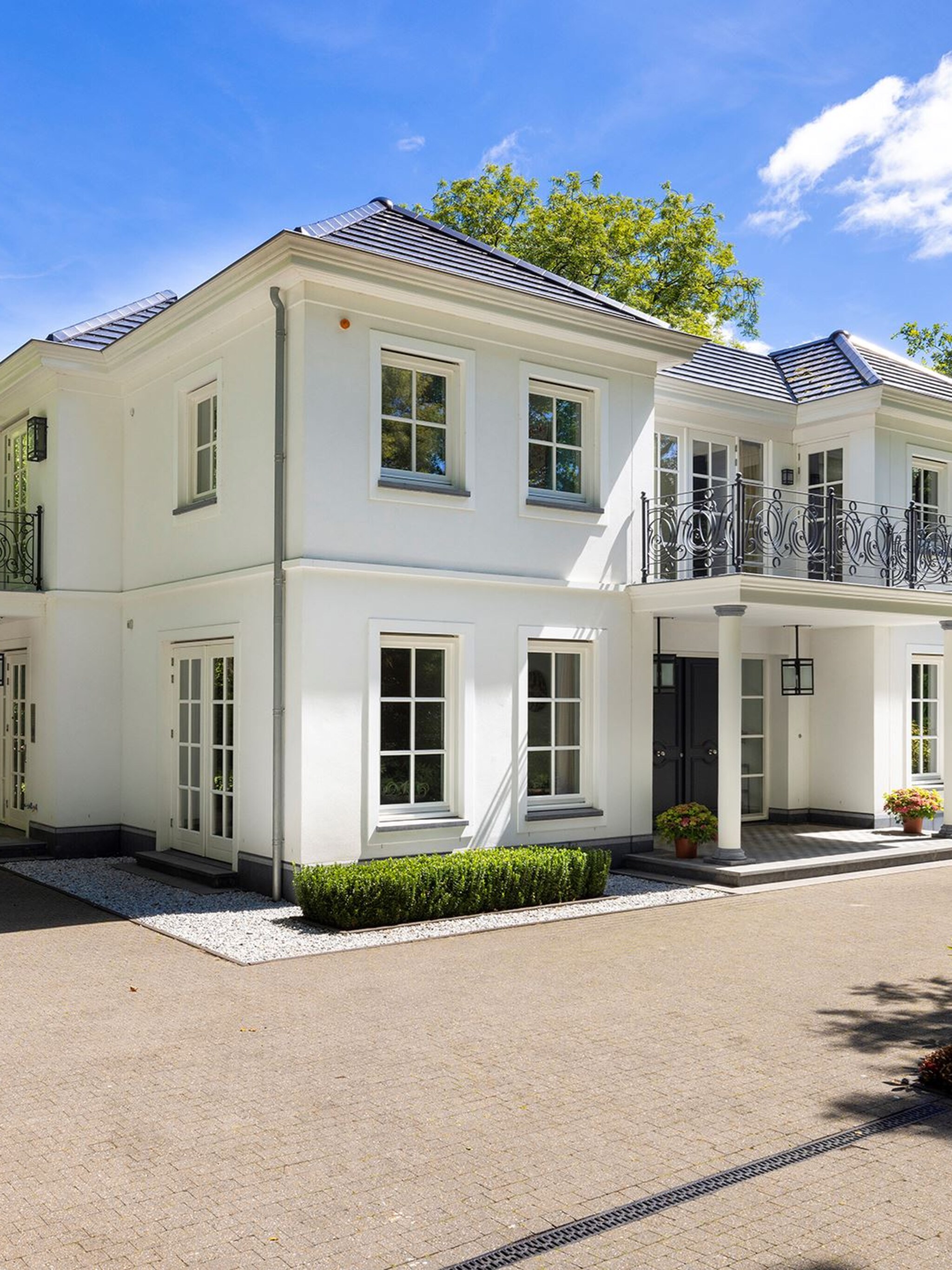 franse glamour in wassenaar deze miljoenenvilla met thuisbioscoop staat te koop