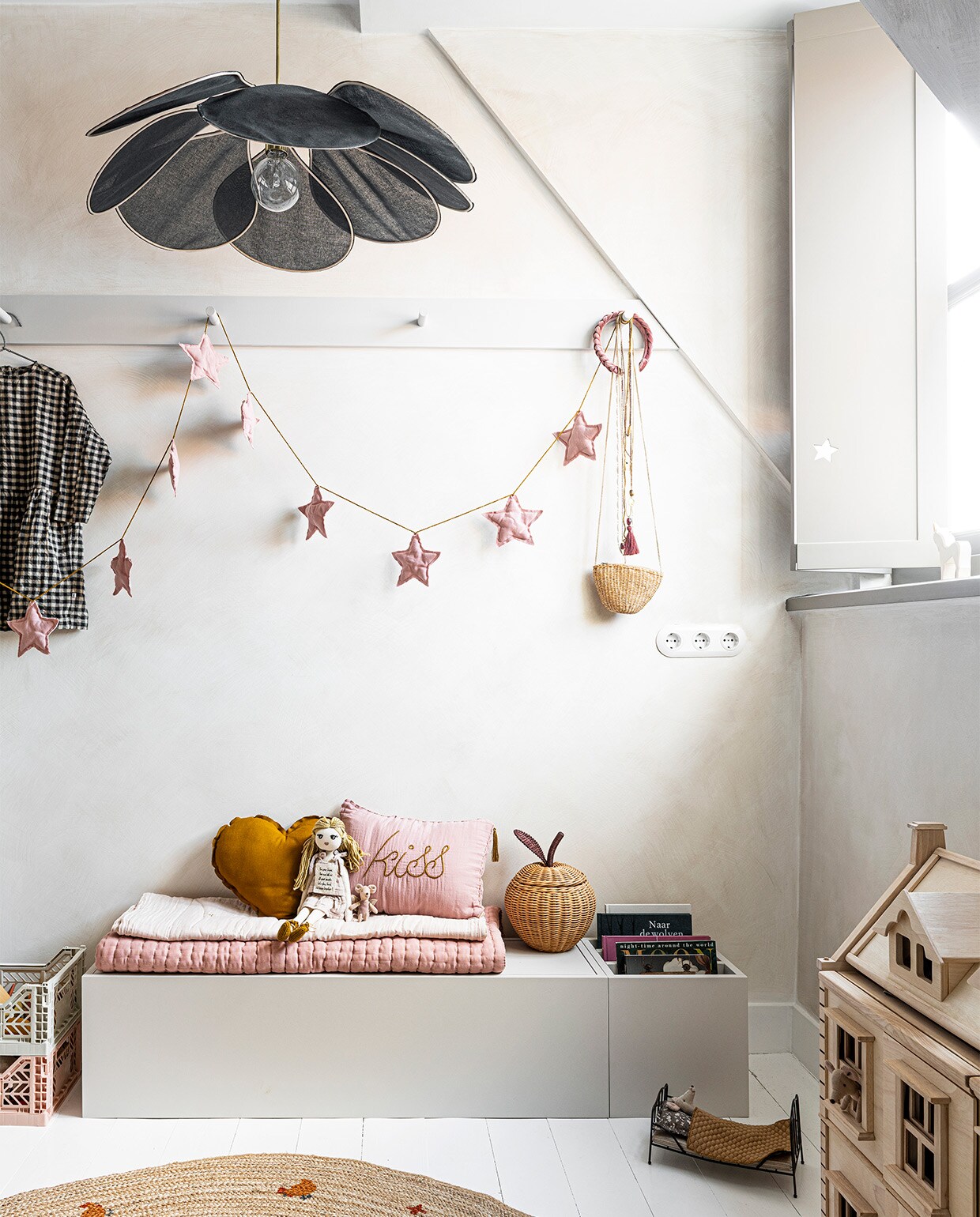 Fumée hanglamp van George Store 80 cm € 197,- (archive-store.nl). Jurkje van Repose Amsterdam € 89,-, muis Ballerina van Maileg € 17,-, vintage minibed Anthracite van Maileg € 39,50, muis in bed van Maileg € 25,- (fishonthemoon.com). Dusty Pink sterrenslinger van Numero 74 2,5 meter € 28,-, gevlochten rieten appelmandje van Ferm Living 22×28 cm (øxh) € 39,-, Dusty Pink kussen met tekst Kiss van Numero 74 30×40 cm € 32,-, meisjespop Stella van Numero 74 € 67,-, goudkleurig hartkussen van Numero 74 € 20,-, dusty pink quilt Tatami van Numero 74 65×110 cm € 90,-, deken in kleur Powder van Numero 74 80×110 cm € 52,-, Victorian dollhouse van Plan Toys 73x32x64 cm (hxdxb) € 229,- (lidor.nl). Kratjes in light grey en warm taupe € 15,- (thefinestore.com). Kettingen vanaf € 24,95 (abeautifulstory.nl). Rond juten vloerkleed met kleine kipprint 140 cm € 69,99 (zarahome.com). Kleur verf van bankje en kapstok is Coffee Cream (pure-orginal.nl). Kleur verf kozijn en luiken Rolling Fog 143 (littlegreene.nl). Muurverf Witch Hazel (bauwerkcolour.com). Boeken vanaf € 18,- (roodbeen.nl). JA | vtwonen 07-2020 | styling Kim van Rossenberg  | fotografie Sjoerd Eickmans