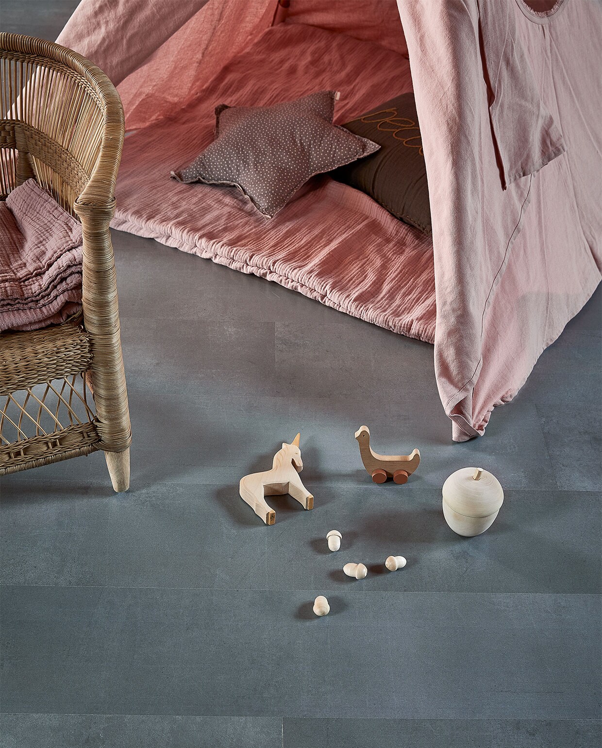 Vloer laminaat uit de vtwonen collectie. Tipi tent (lidor.nl). Gevlochten kinderstoel (archive-store.nl). Houten speelgoed (houtendiershop.com) JA | vtwonen 01-2020 | styling Kim van Rossenberg  | fotografie Peggy Janssen | productie Tanja Saarberg