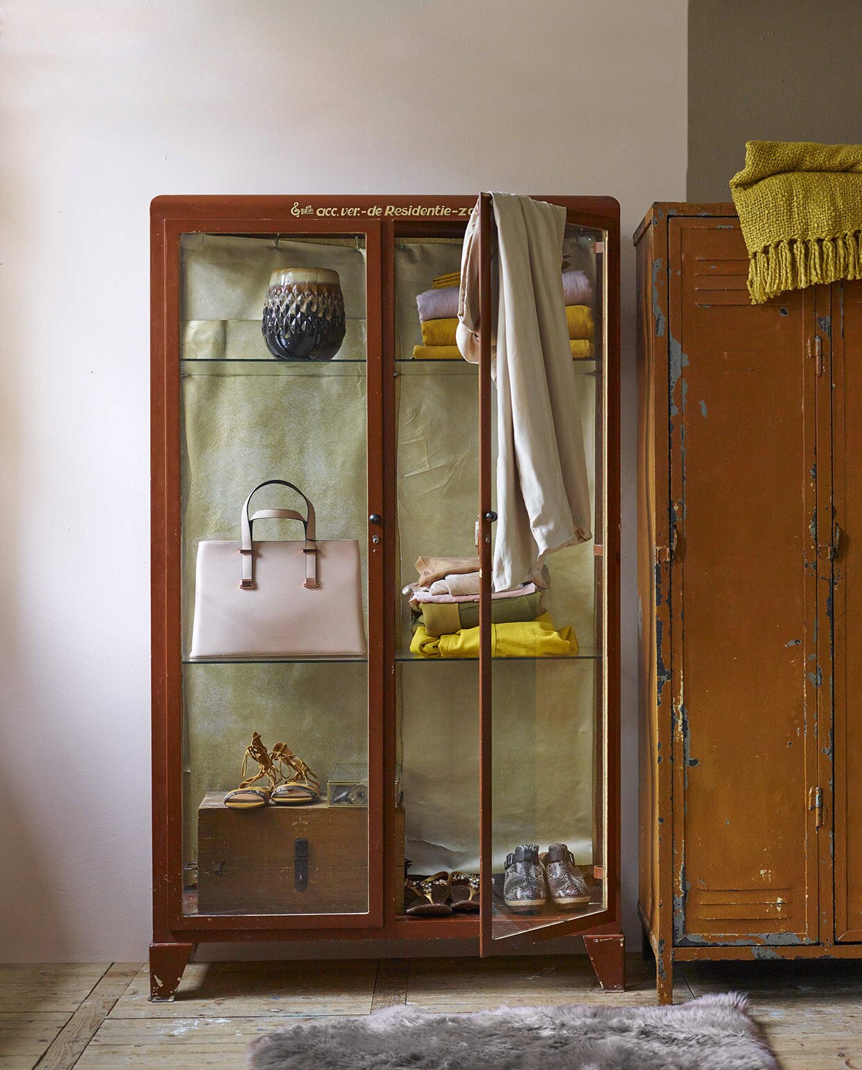 Muurverf Honeymoon per liter € 20,50 (Dimago). Muurverf kalkmat Real Greige uit de Pure collectie € 25,95 (Flexa). Glazen apothekerskast € 895,-, lockerkast € 300,-, houten kist € 75,- (Neef Louis). Vaas € 25,- (Nijhof). Schapenvacht € 39,95 (Ikea). Glazen opbergkistje van Madam Stoltz per stuk vanaf € 6,25 (www.deens.nl). Okergeel plaid € 39,95 (Malagoon). Kussenhoezen in okergeel en poederroze per set van één kleur € 22,95 (Sissy-Boy). Jurk (Gestuz). Tas (Ted Baker). Overig privebezit. JA | vtwonen 01-2016 | styling Marianne Luning | fotografie Tjitske van Leeuwen