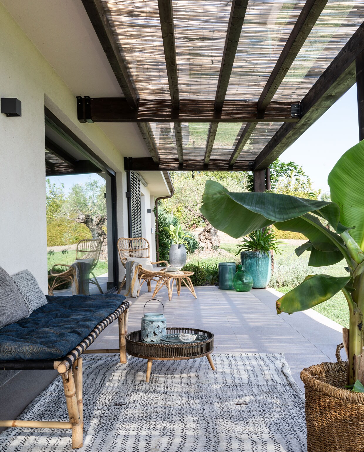 Daybed van Dettagli Arredamenti. Matras op maat gemaakt. Rotan loungestoel Ella van Venture Design. Antiek vloerkleed Tisca. Bamboe lantaarn Pomax. Overig onbekend. NEE | vtwonen 7-2022 | Productie Living Inside | Fotografie Monica Spezia | Tekst Monique van der Pauw