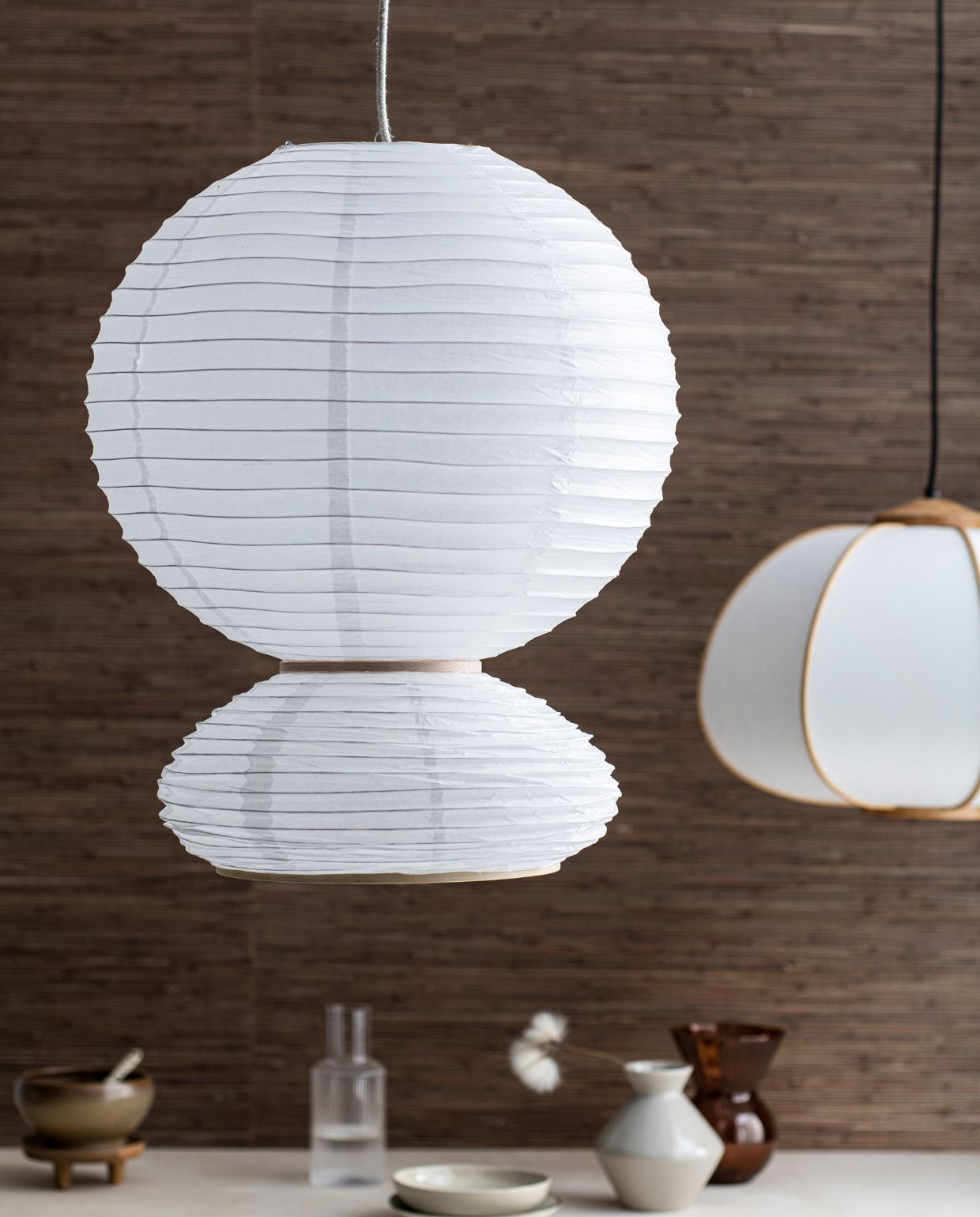 Karaf ribbelglas € 39,- (thefinestore.com). Aardewerken vaas € 7,99, lamp € 99,- (hm.com). Glazen vaas € 16,95, houten plateau € 12,95 (zaanschfaamwebshop.nl). Overig privébezit. Beeld: vtwonen 10-2022 | styling Myla Griese | fotografie Louis Lemaire