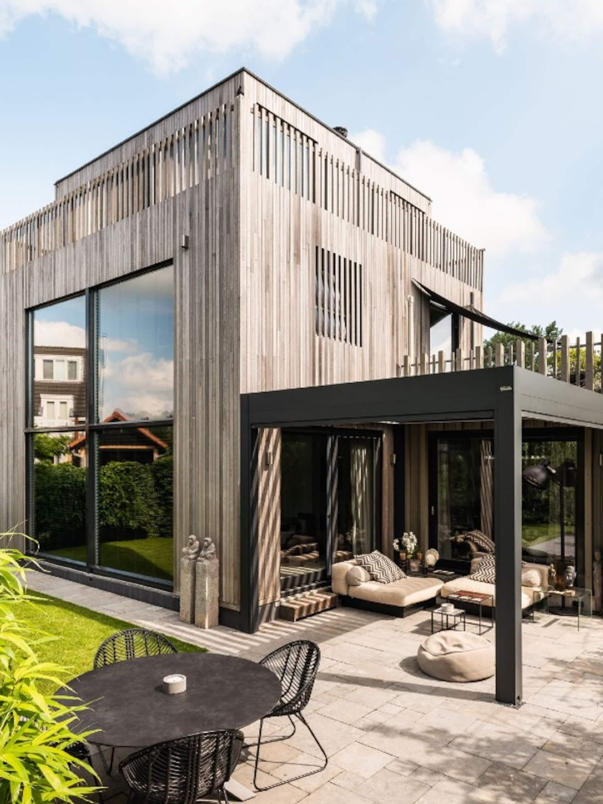 binnenkijken in de strakke designvilla van leco van zadelhoff aan de vinkeveense plassen