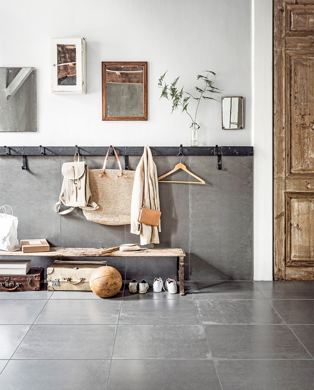 Basic Beton in kleur Zinc, per emmer van 7 kg voor 7 à 8 m² € 274,-M.m.v. de weldaad (bank, wandkastje met spiegel, fles), six and sons (spiegel met houten lijst, schoenen), brechtje olsthoorn (kleine spiegel), combitex (kapstok), burbri antiek (witte koffer, leren bal, oude deur), restored (rugzak, bruin leren tasje), maisonnl (rieten tas met leren accenten, zonnebrilhouder) l’etoile (witte box met zwarte stipjes). opde wand vtwonen muurverf in kleur lead. JA | vtwonen 10-2017 | styling Danielle Verheul | fotografie Sjoerd Eickmans